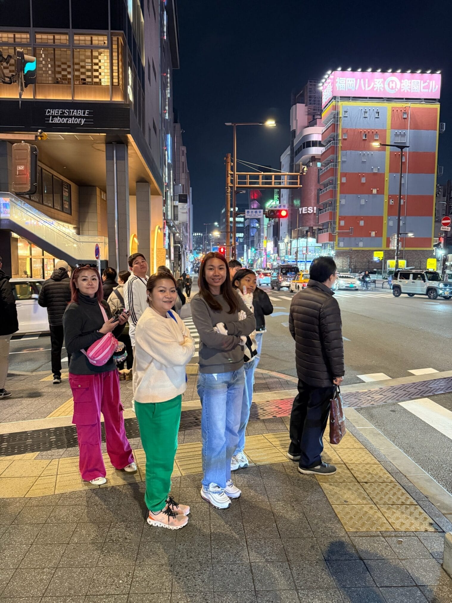 นักท่องเที่ยวรอข้ามถนนในฟุกุโอกะ ภูมิภาคคิวชู ประเทศญี่ปุ่น