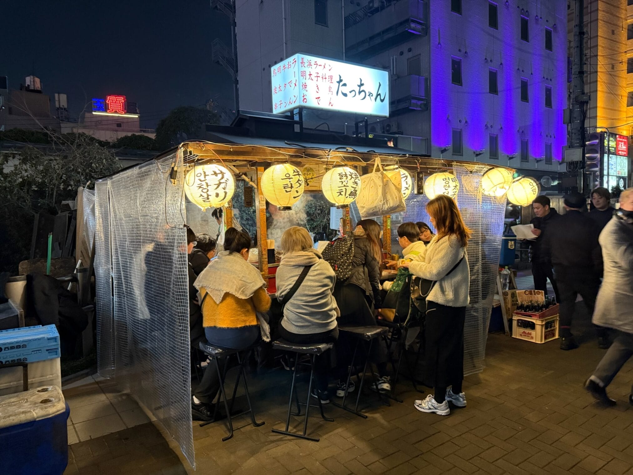 ร้านอาหารริมทางที่ฟุกุโอกะตอนกลางคืน มีลูกค้ากำลังทานอาหารอยู่ ขับรถเที่ยวภูมิภาคคิวชู