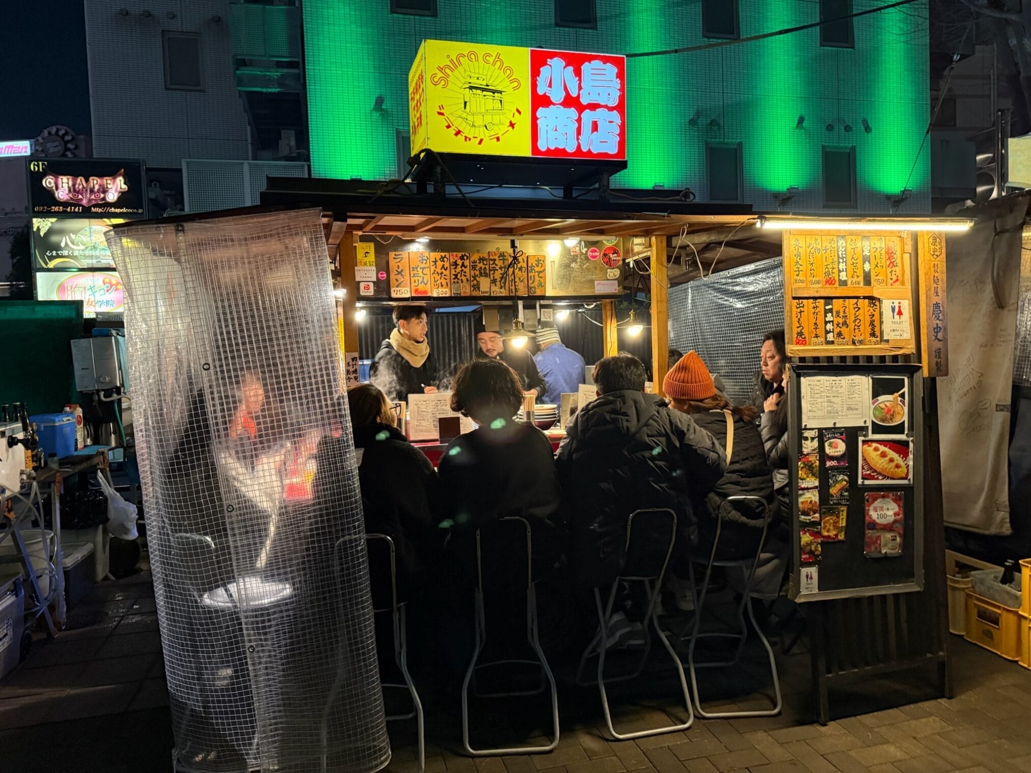 ร้านอาหารริมทางในฟุกุโอกะ, คิวชู มีป้าย "Shirachan" และลูกค้ากำลังนั่งทานอาหาร ขับรถเที่ยวภูมิภาคคิวชู