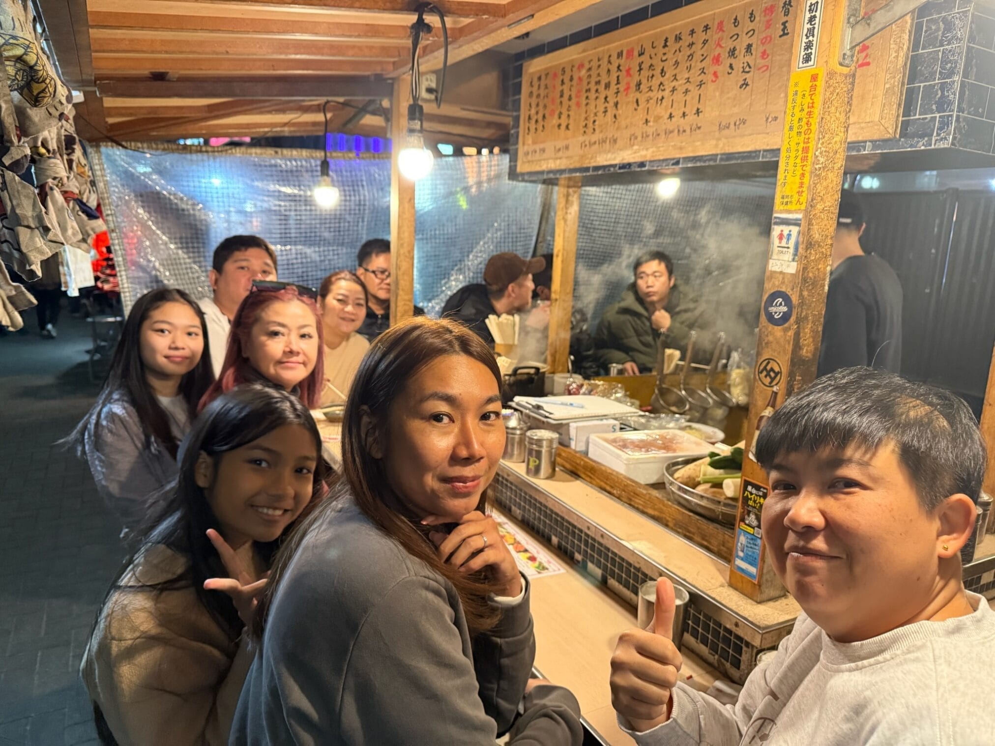 ครอบครัวทานอาหารที่ร้านอาหารริมทางในฟุกุโอกะระหว่างทริปขับรถเที่ยวคิวชู