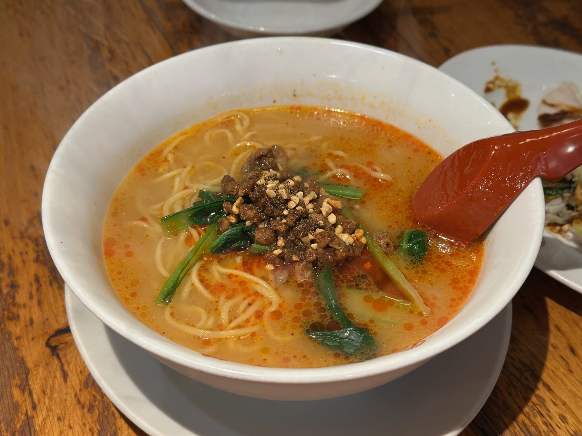 ราเม็งทันตังเม็งในชามสีขาวบนโต๊ะไม้