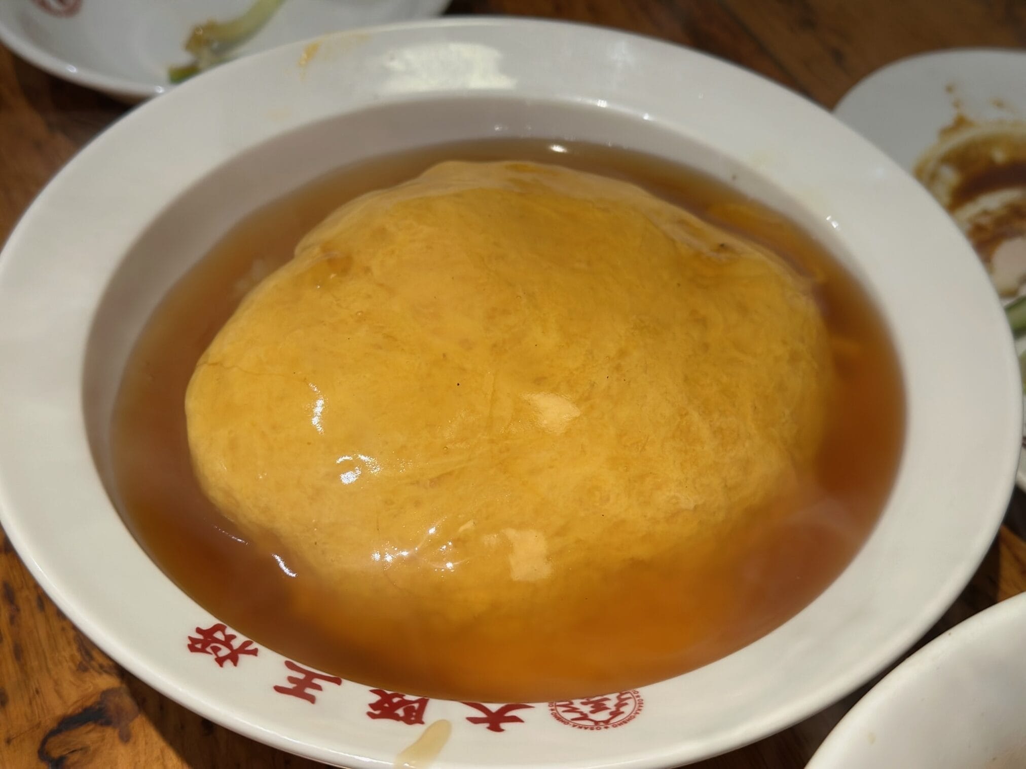 ไข่ข้นราดซอสในชามสีขาว ร้านอาหารในฟุกุโอกะ