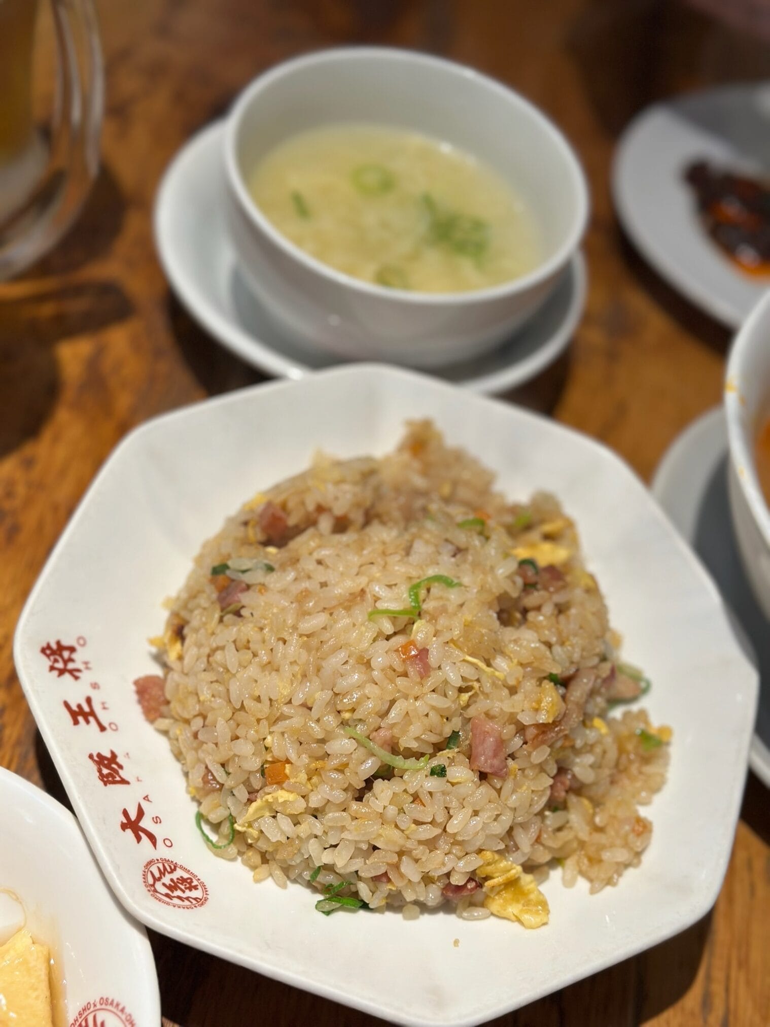 ข้าวผัดบนจานจากร้าน Osaka Ohsho พร้อมซุปในทริปคิวชู ฟุกุโอกะ โออิตะ