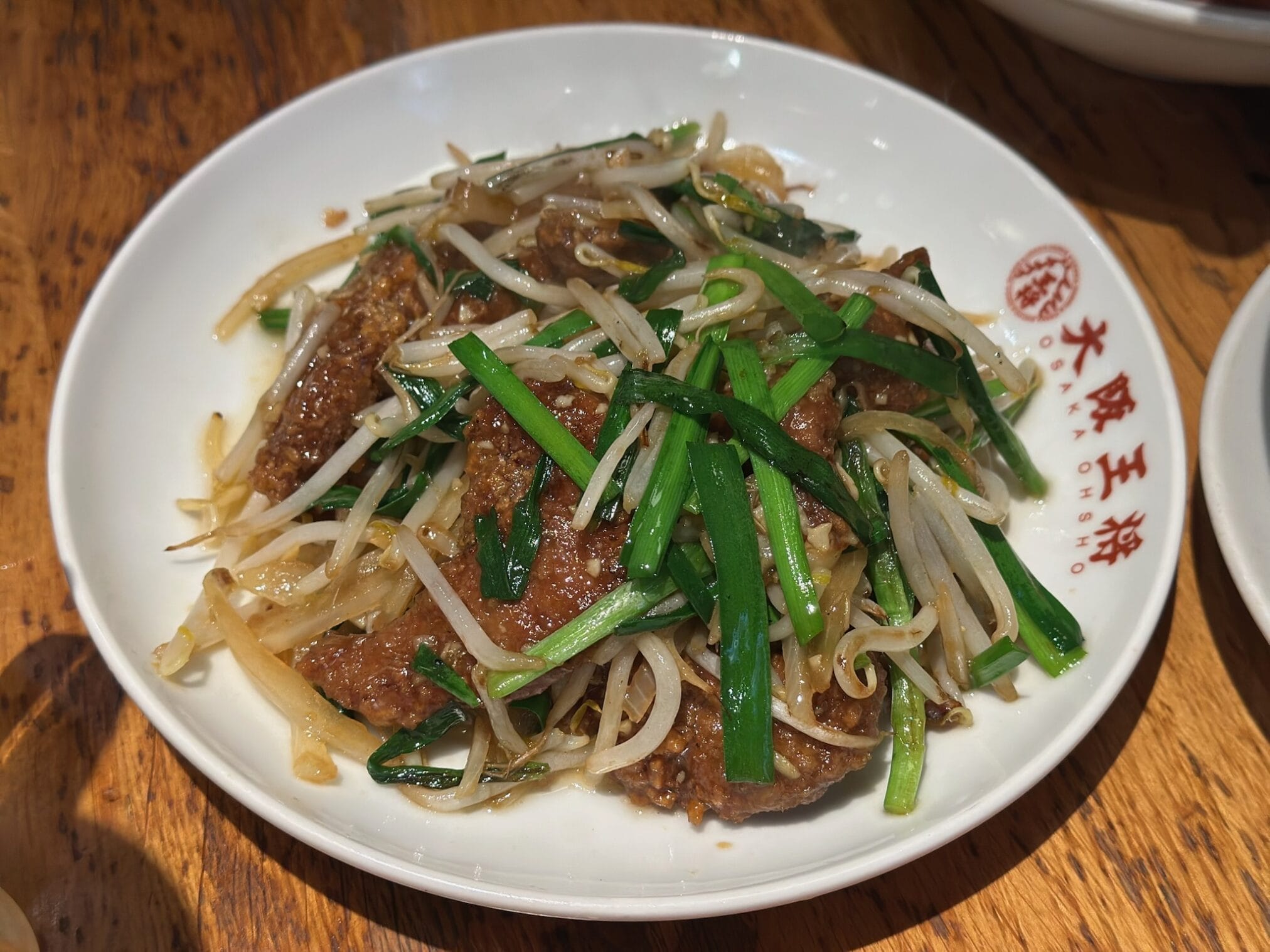 อาหารผัดบนจานสีขาวที่ร้านโอซาก้าโอโชในฟุกุโอกะ