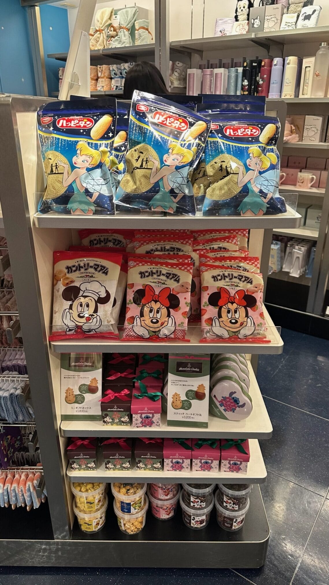 ขนมขบเคี้ยวและของที่ระลึกจากดิสนีย์ เช่น คุกกี้ Honolulu และขนมคันทรีมาม