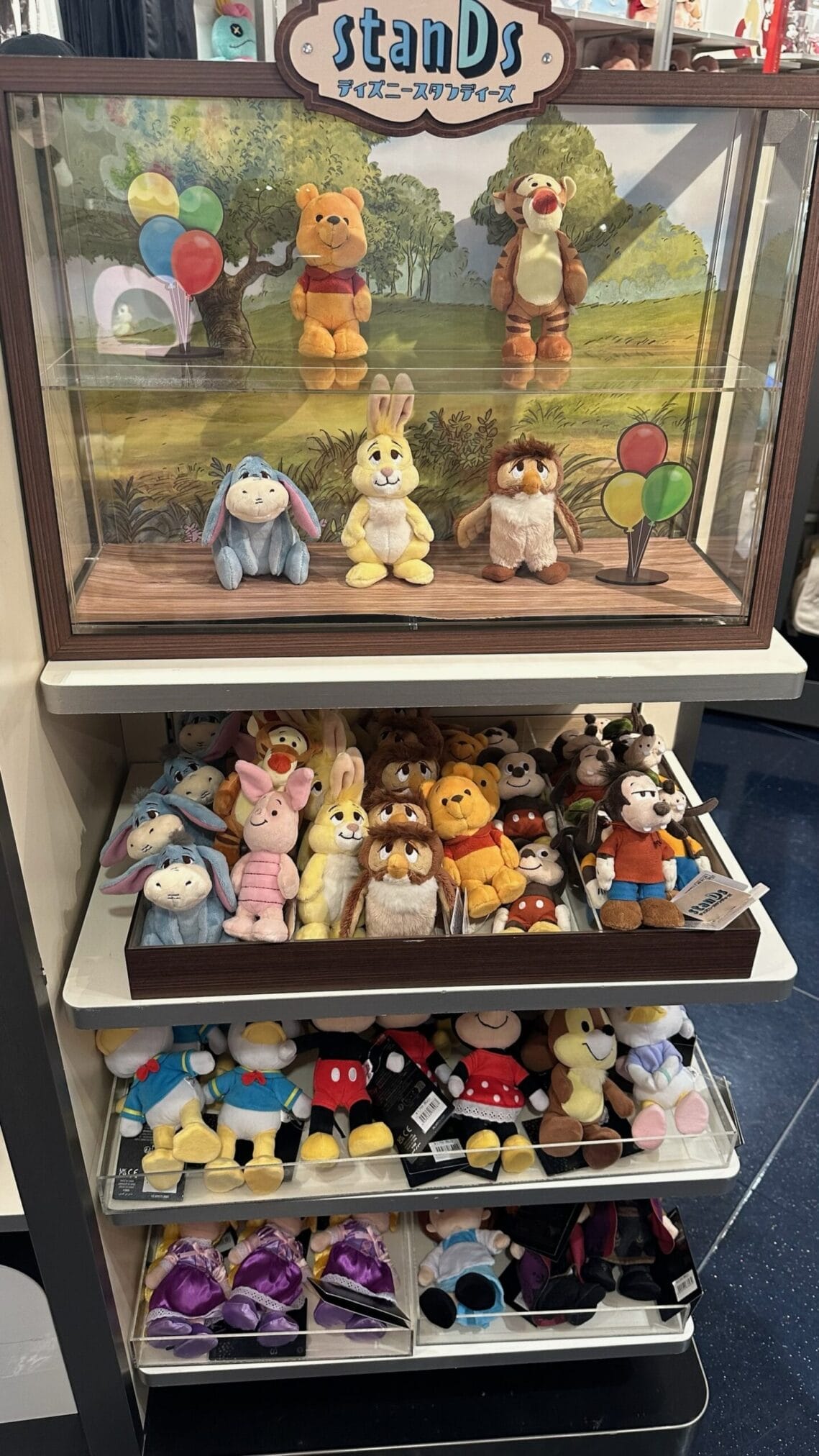 ตุ๊กตา Winnie the Pooh และเพื่อน ๆ ในตู้โชว์ "Disney スタース" ที่ร้านขายของที่ระลึกในการเดินทางภูมิภาคคิวชู