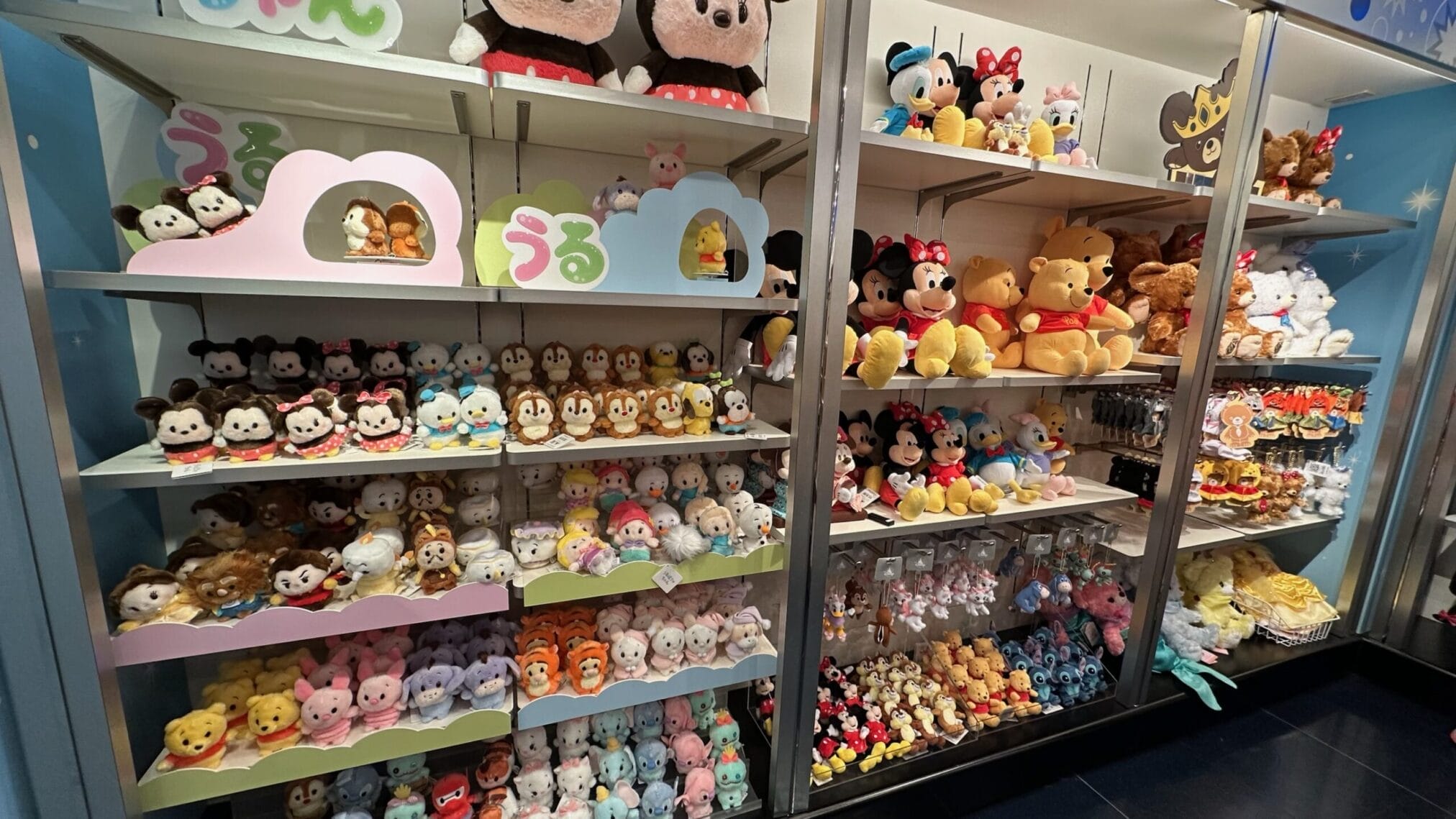 ชั้นวางตุ๊กตาหลากหลายแบบในร้านขายของที่ระลึกที่ญี่ปุ่น