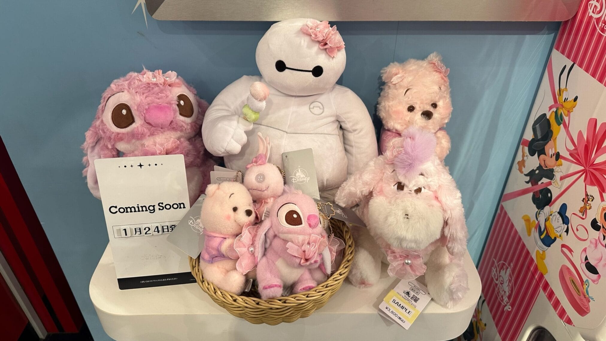 ตุ๊กตาตัวการ์ตูนดิสนีย์สีชมพูและสีขาว "Coming Soon 1月24日