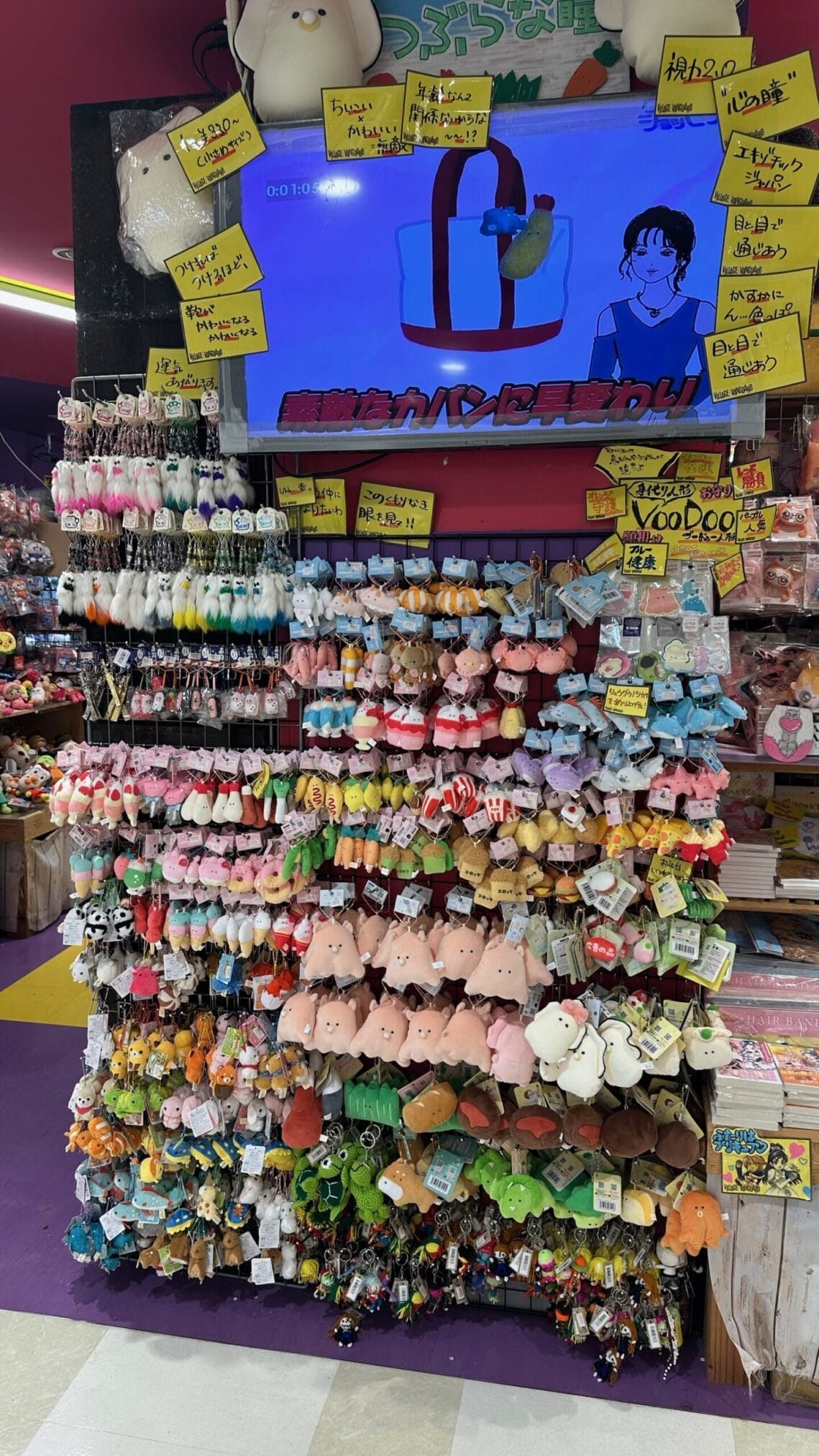 ตุ๊กตาและพวงกุญแจน่ารักมากมายในร้านที่ฟุกุโอกะระหว่างทริปขับรถเที่ยวภูมิภาคคิวชู