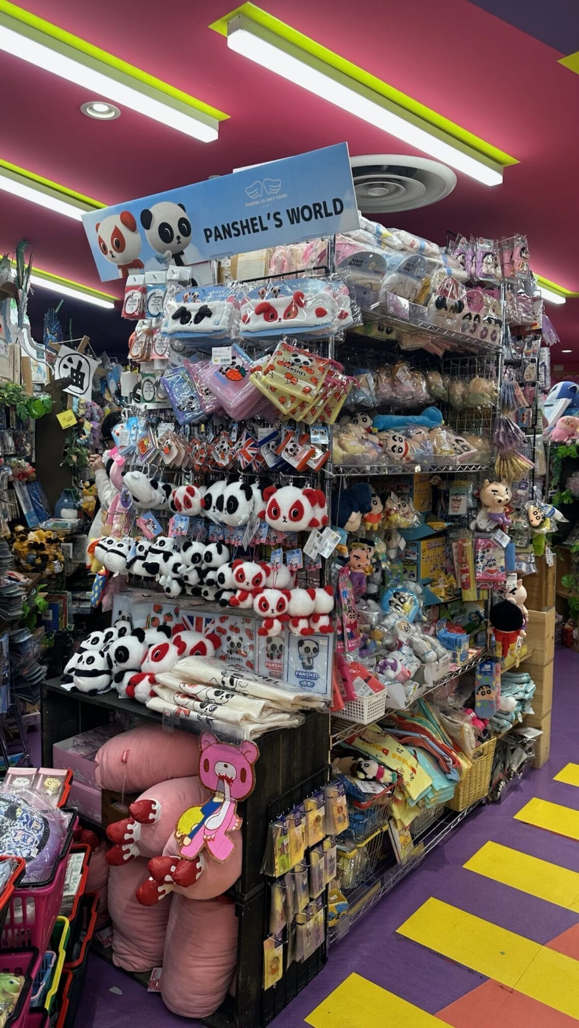 ชั้นวางของที่ร้าน Panshel's World เต็มไปด้วยสินค้าลายแพนด้าและของน่ารักอื่นๆ