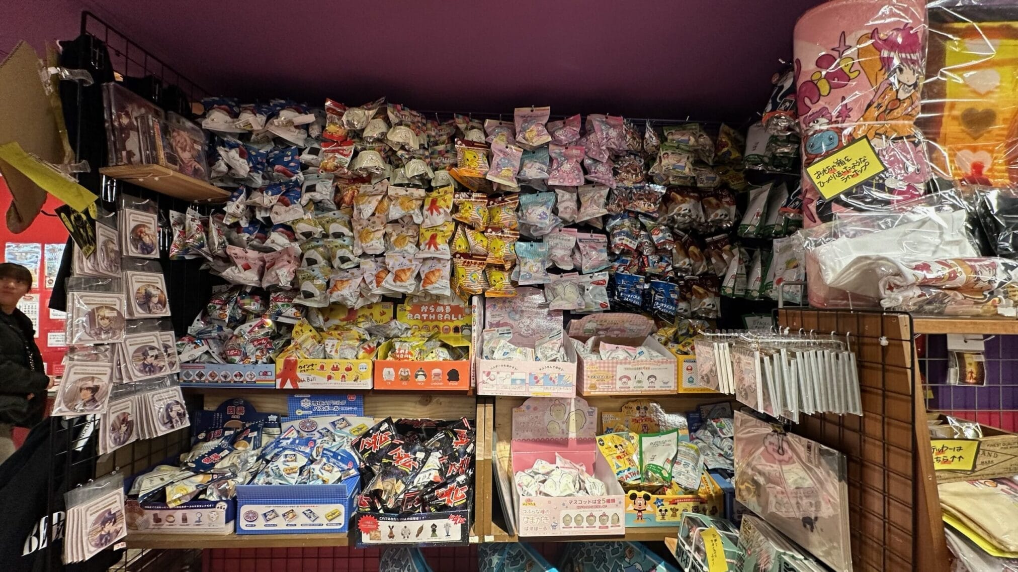 ชั้นวางของที่ร้านค้าในญี่ปุ่นเต็มไปด้วยสินค้าน่ารัก ๆ มากมาย