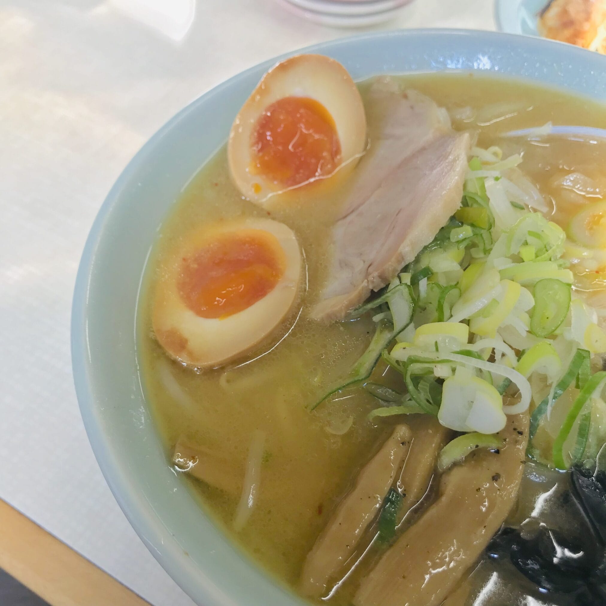 ราเม็งญี่ปุ่นน่าทานพร้อมไข่ต้ม, หมูชาชู และต้นหอม ทริปขับรถจากฮอกไกโดถึงโตเกียว