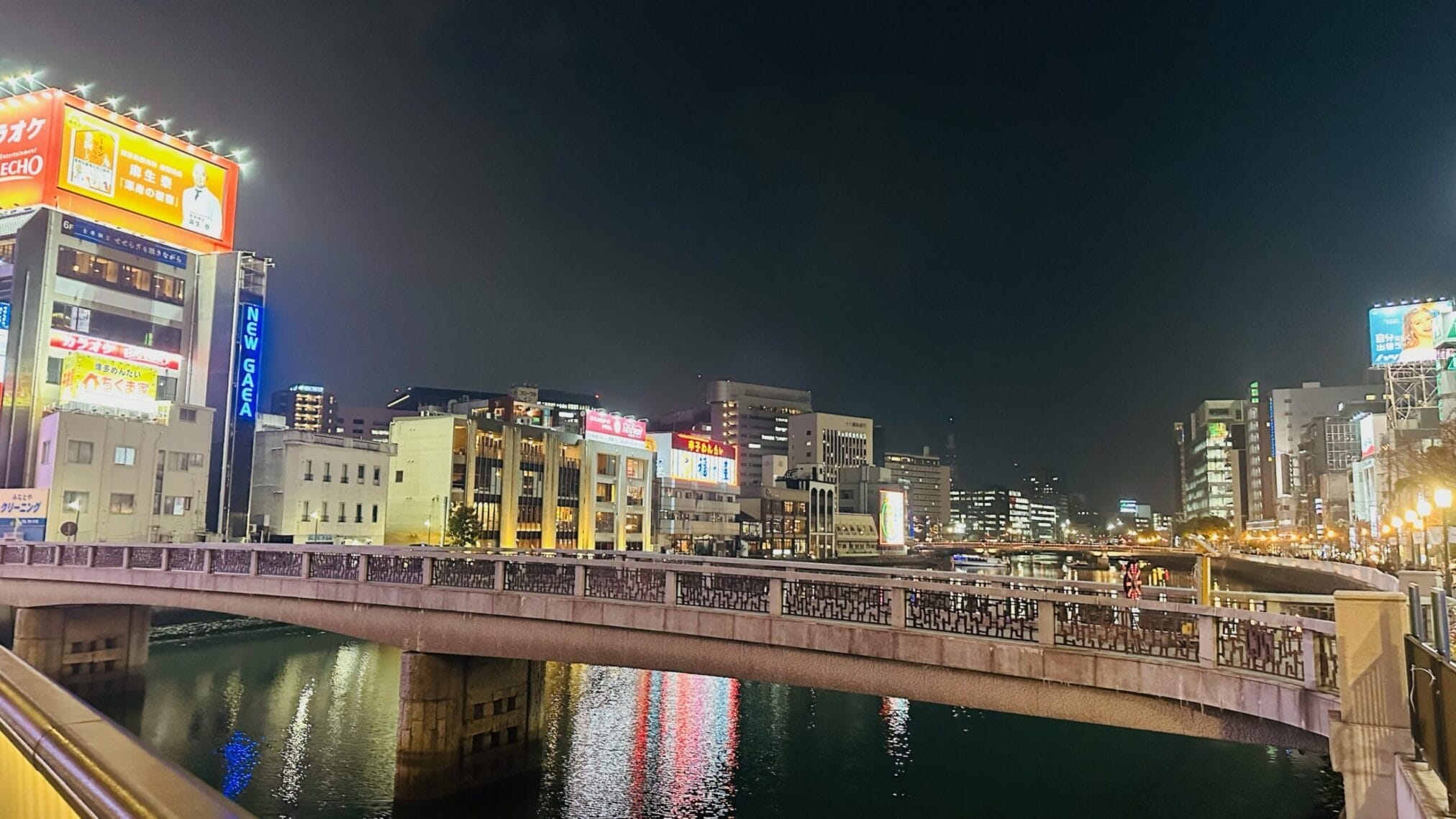 ทิวทัศน์ยามค่ำคืนของเมืองฟุกุโอกะ, สะพานข้ามแม่น้ำ, ป้ายไฟนีออนสว่างไสว #ขับรถเที่ยวภูมิภาคคิวชู