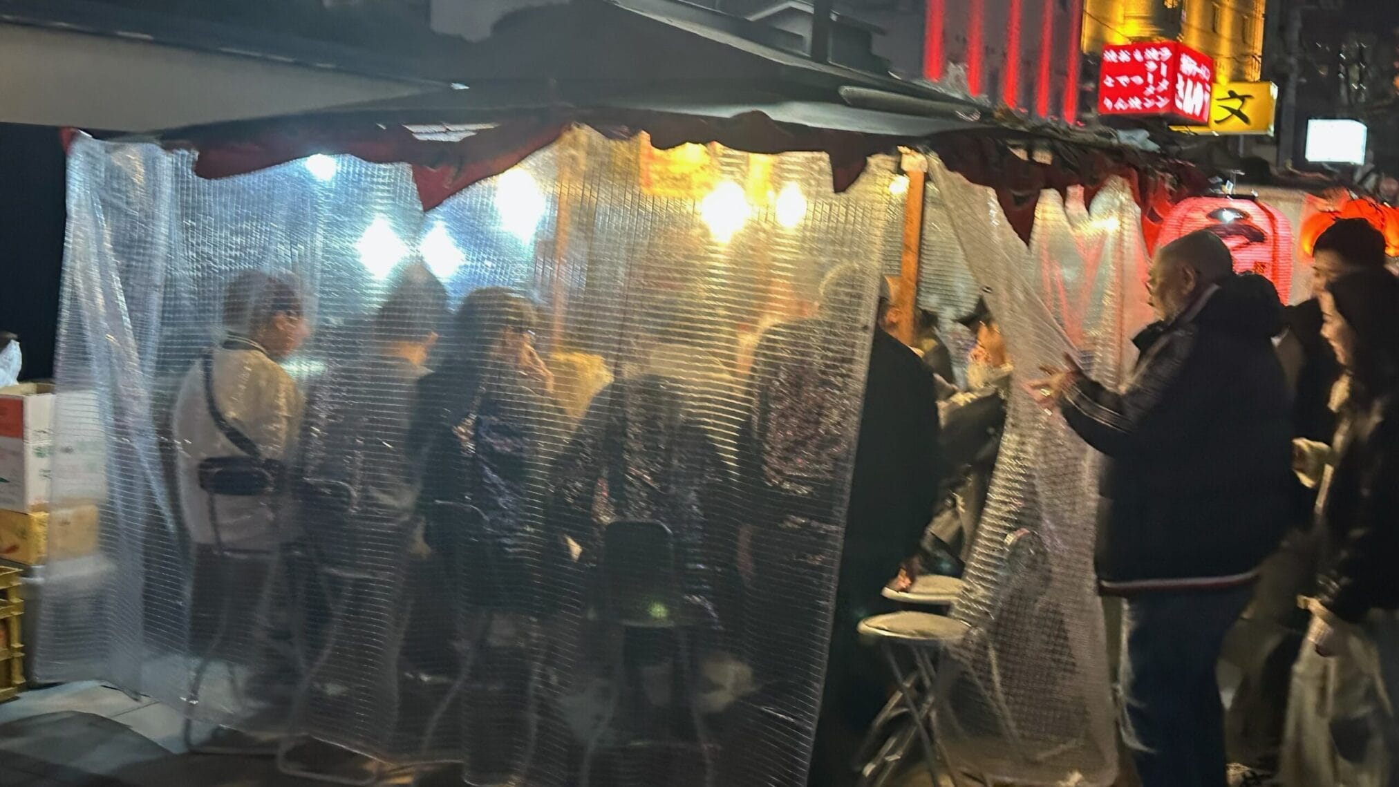 ร้านอาหารริมทางในฟุกุโอกะมีผ้าใบพลาสติกกันลม