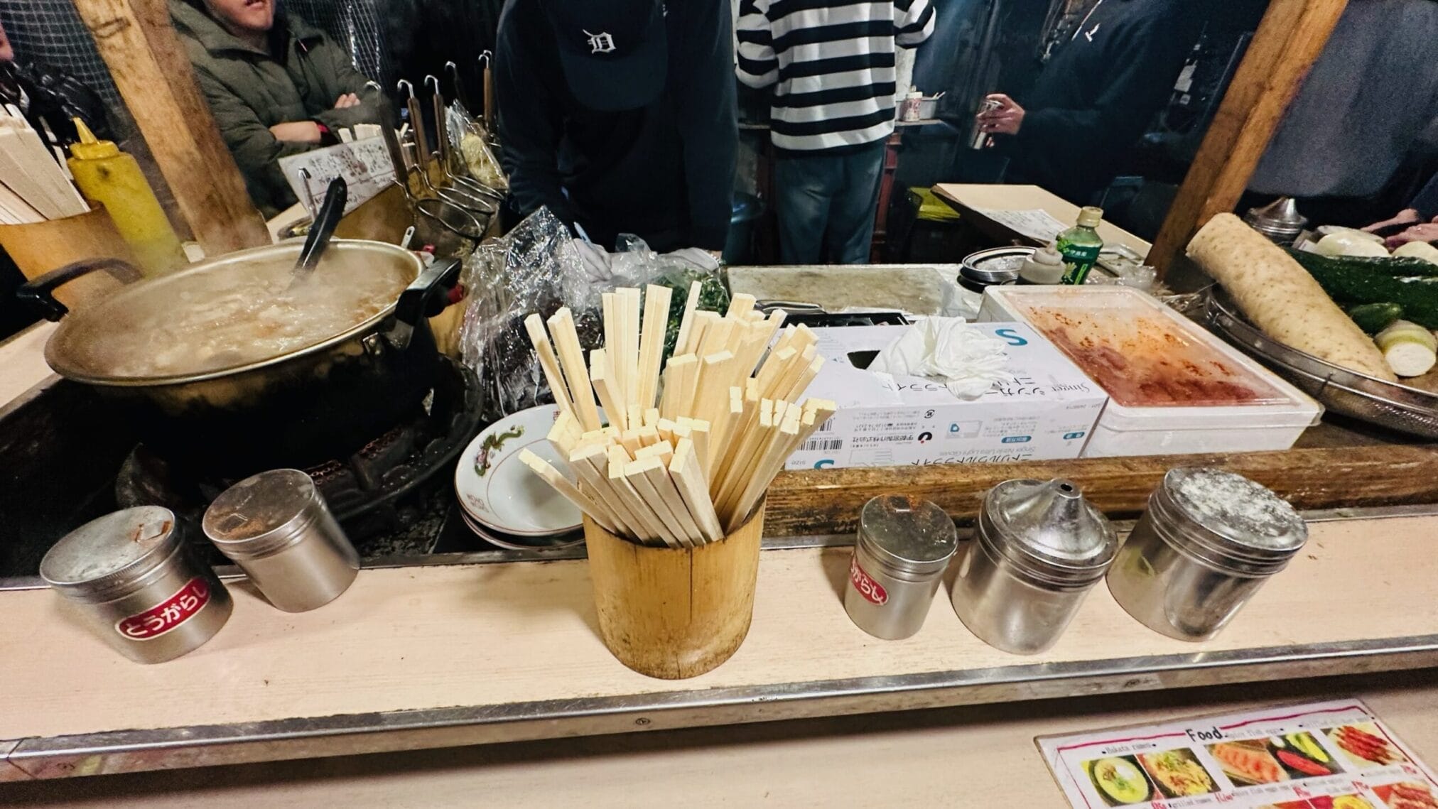 ร้านอาหารริมทางในฟุกุโอกะ มีหม้อต้ม, ตะเกียบ, และเครื่องปรุงรสต่างๆ #เที่ยวคิวชู #ฟุกุโอกะ