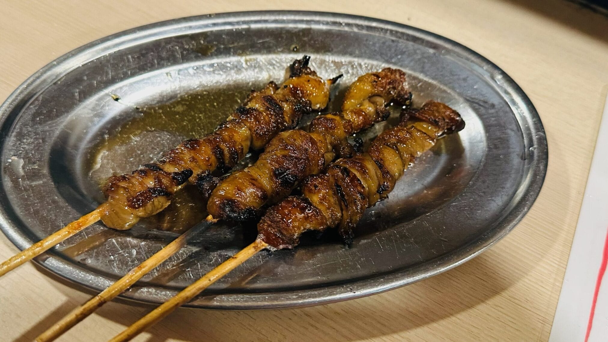 ไก่ย่างเสียบไม้บนจานโลหะในการเดินทางภูมิภาคคิวชู