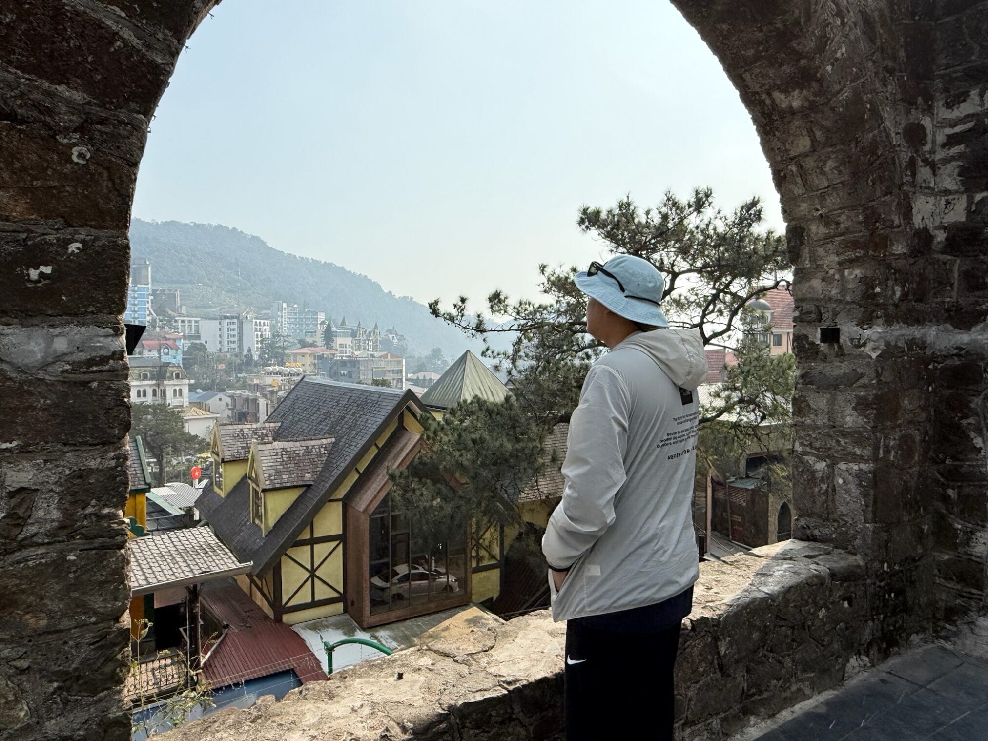 ฮานอย ตามด๋าว EP1: ชายชมวิวเมืองจากซุ้มหิน, อาคารสไตล์ยุโรปและภูเขา