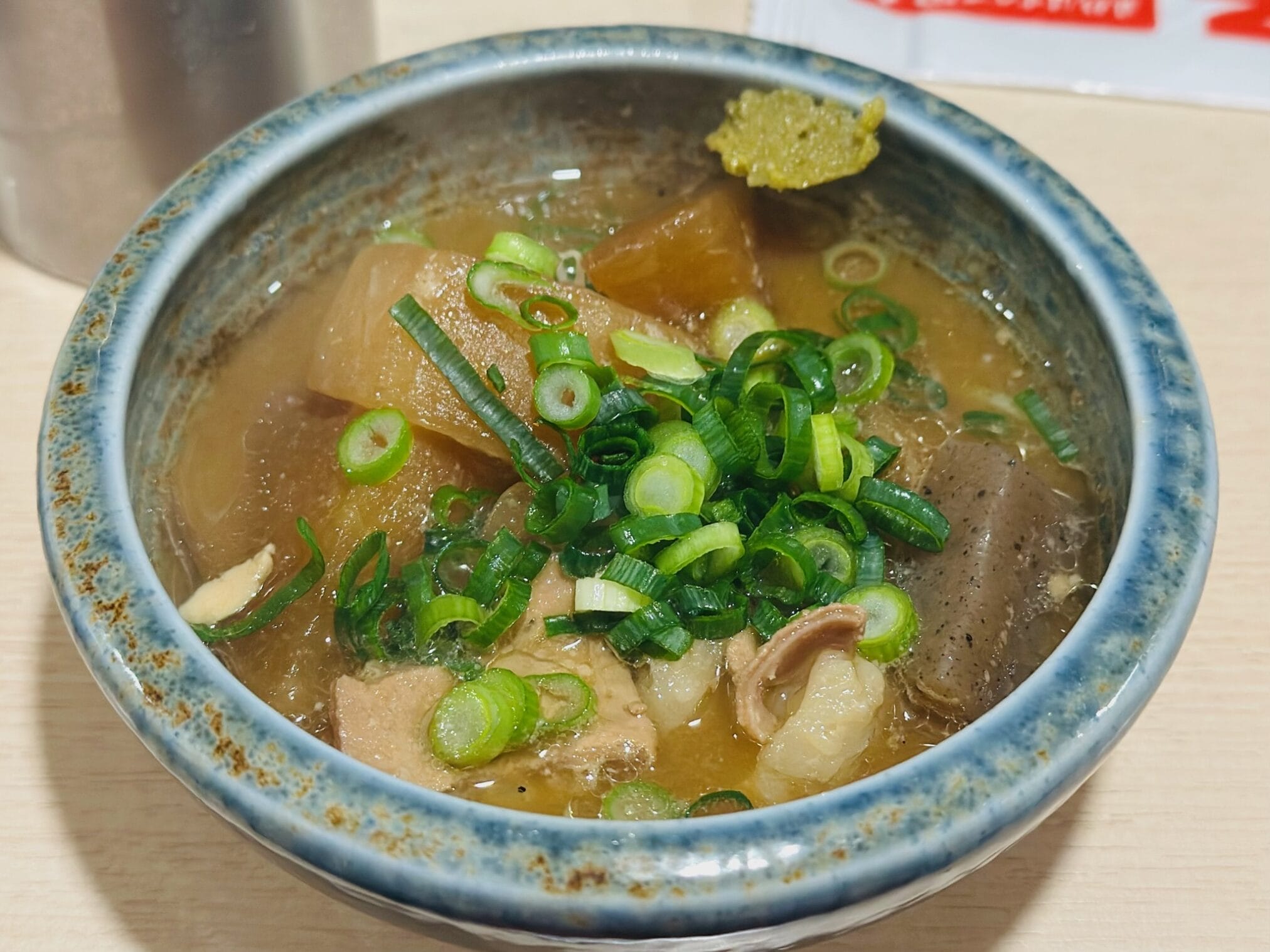 โมสึนิกะมิร้อนๆ พร้อมต้นหอมญี่ปุ่นในชามลายสวย