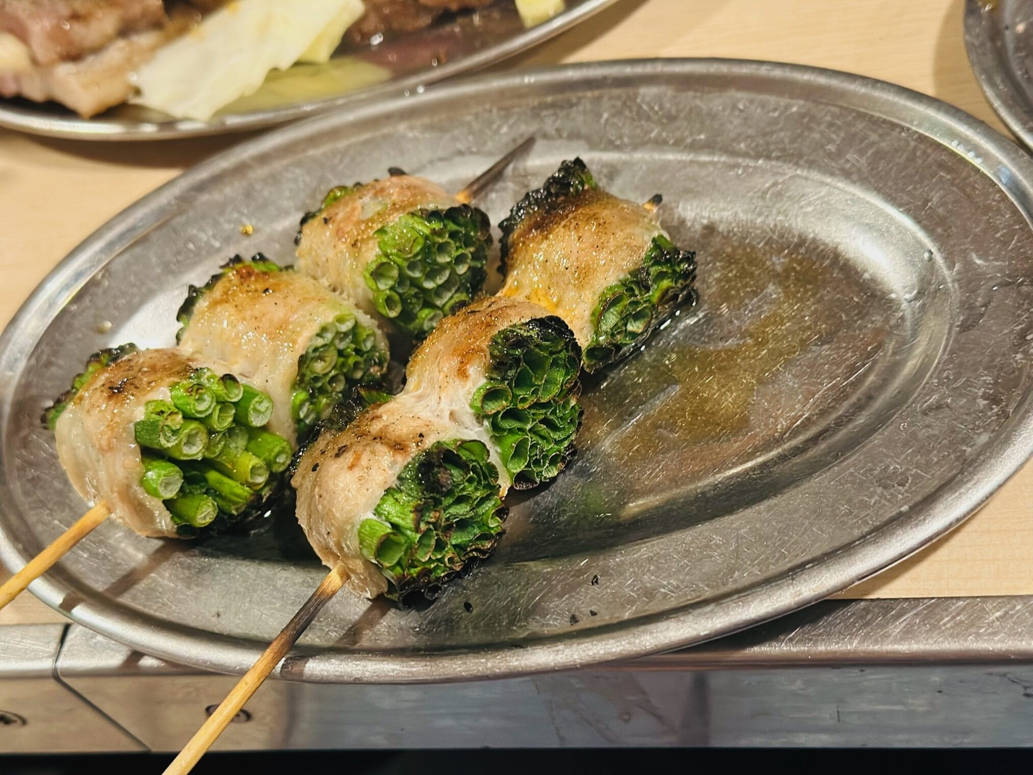 ไม้เสียบย่างห่อด้วยเนื้อหมูบนจานโลหะ, อาหารญี่ปุ่นในฟุกุโอกะ