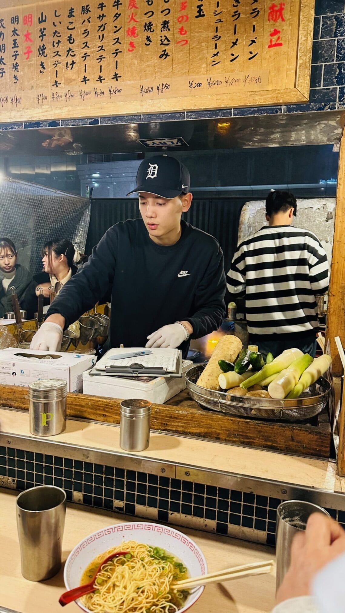 เชฟเตรียมราเม็งในร้านอาหารญี่ปุ่นที่ฟุกุโอกะ ระหว่างทริปขับรถเที่ยวคิวชู