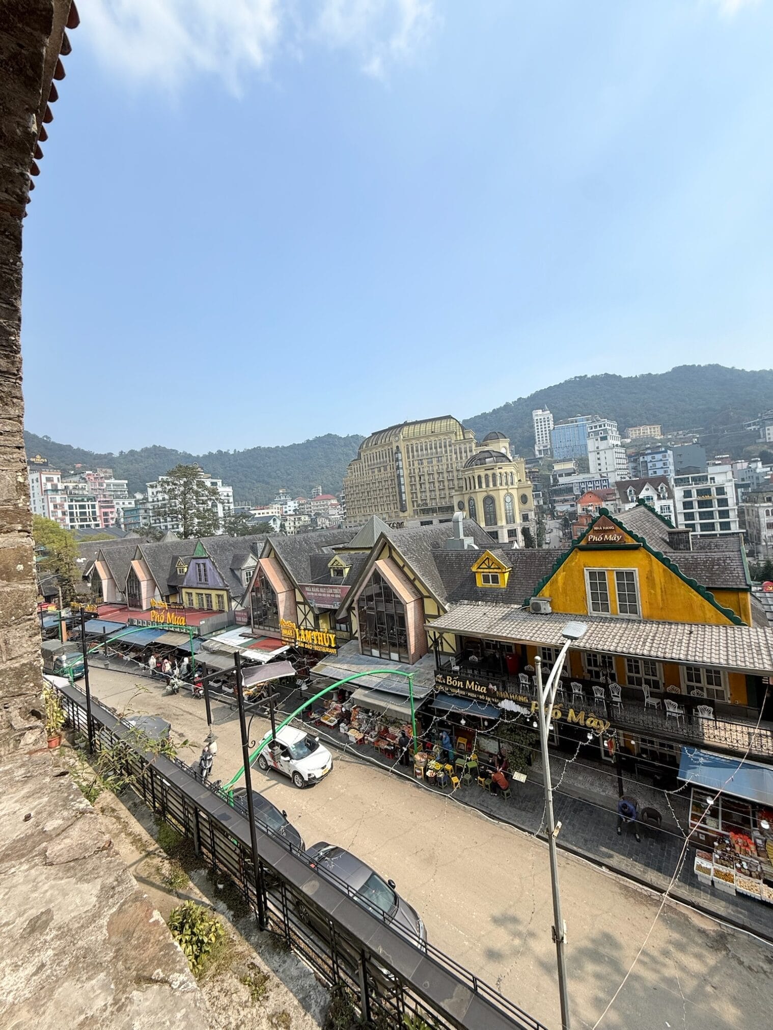 วิวเมืองซาปา ประเทศเวียดนาม แสดงร้านอาหาร Phố Mây และ Lâm Thủy