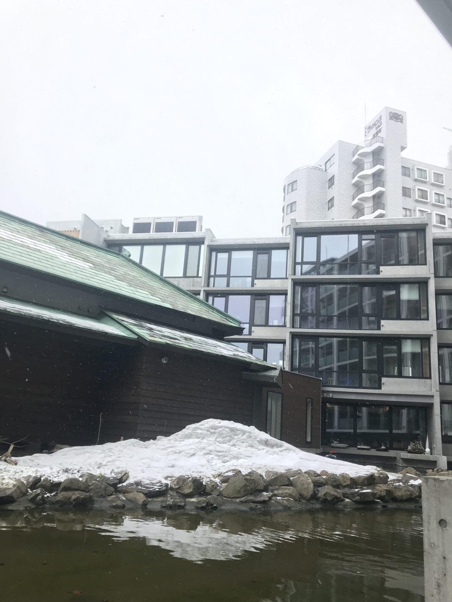 อาคารสมัยใหม่และอาคารไม้แบบดั้งเดิมในทริปขับรถจากฮอกไกโดถึงโตเกียว