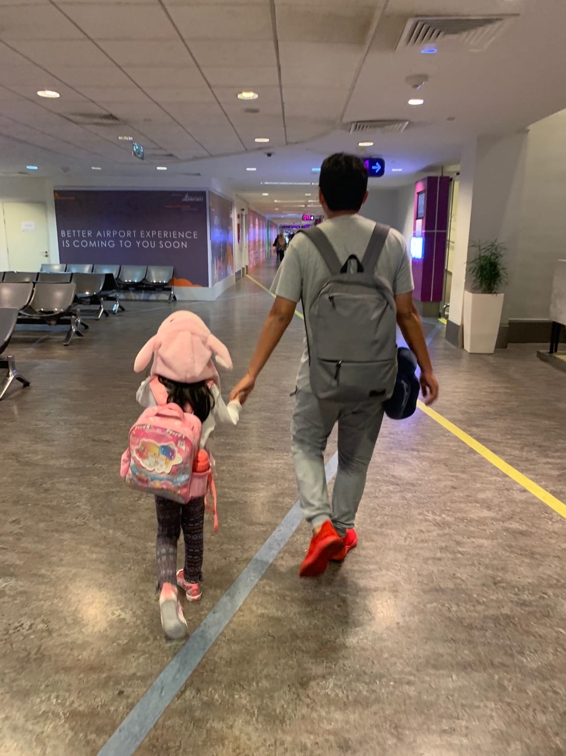 พ่อกับลูกสาวเดินจับมือกันในสนามบิน ทริปขับรถจากฮอกไกโดถึงโตเกียว