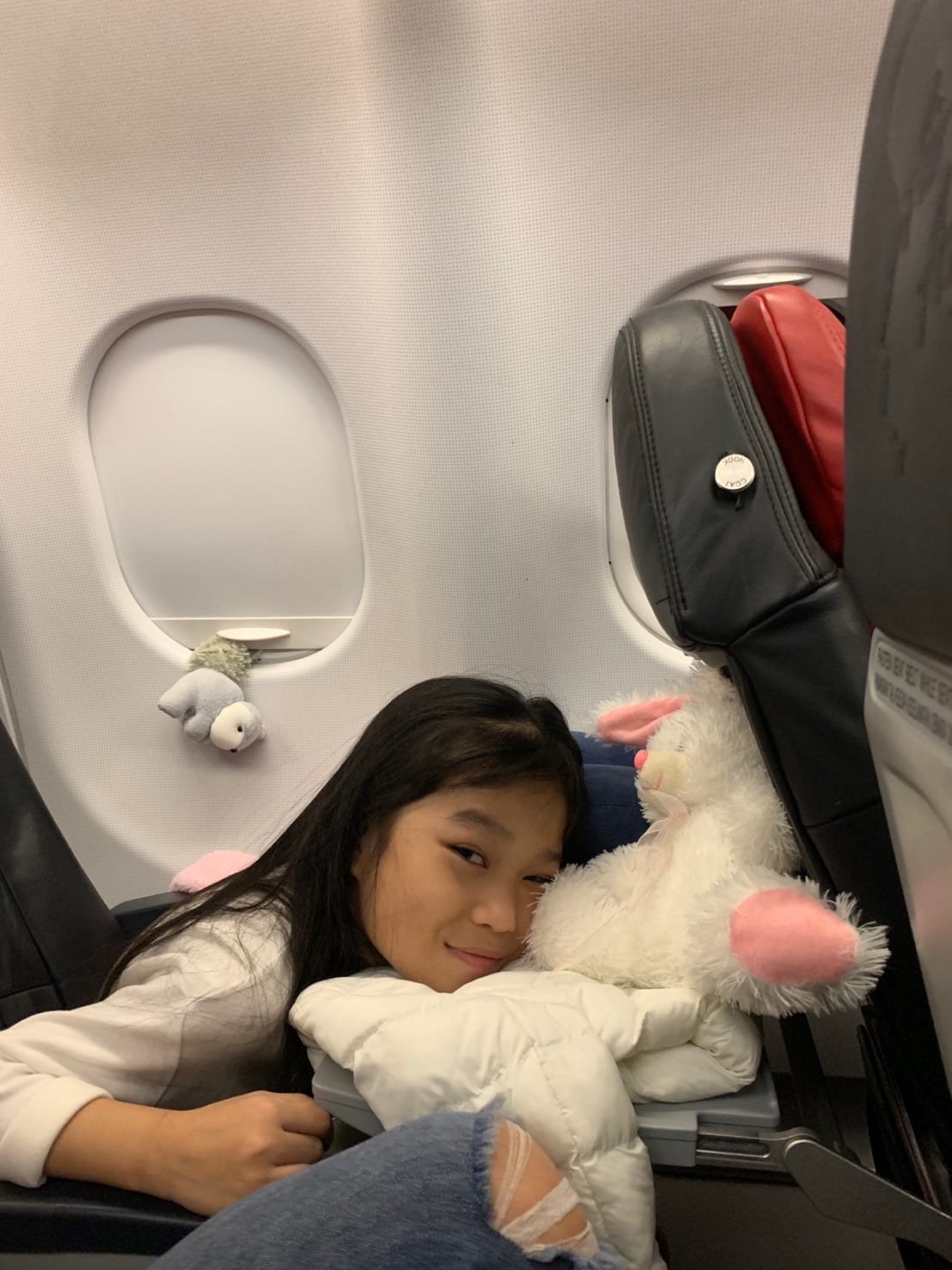 เด็กหญิงบนเครื่องบินกับตุ๊กตา เตรียมพร้อมสำหรับการเดินทางจากฮอกไกโดถึงโตเกียว