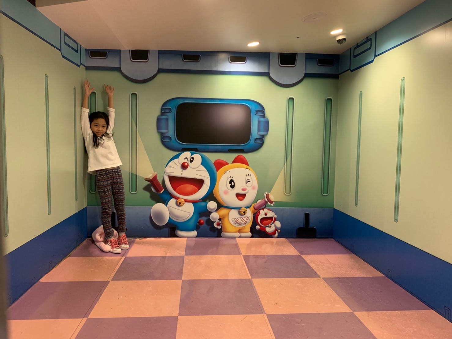 เด็กผู้หญิงถ่ายรูปกับโดราเอมอนและเพื่อนในการตกแต่งภายในธีมโดราเอมอน