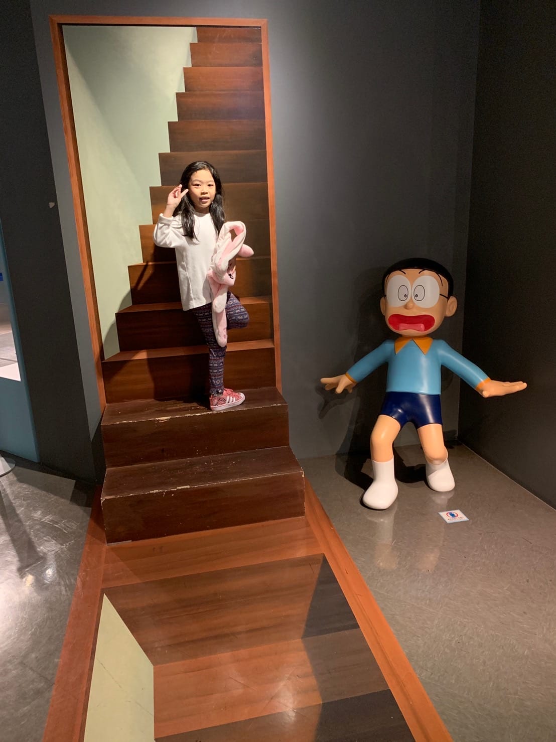 เด็กหญิงบนบันไดข้างโดราเอมอน ทริปขับรถจากฮอกไกโดถึงโตเกียว