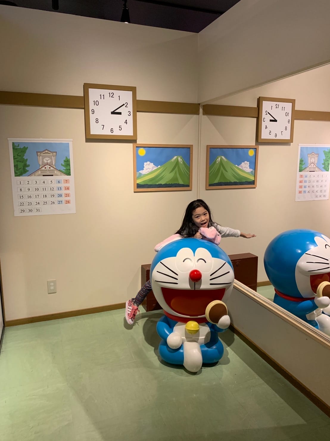 เด็กหญิงขี่โดราเอมอนในพิพิธภัณฑ์, นาฬิกาและปฏิทินบนผนัง