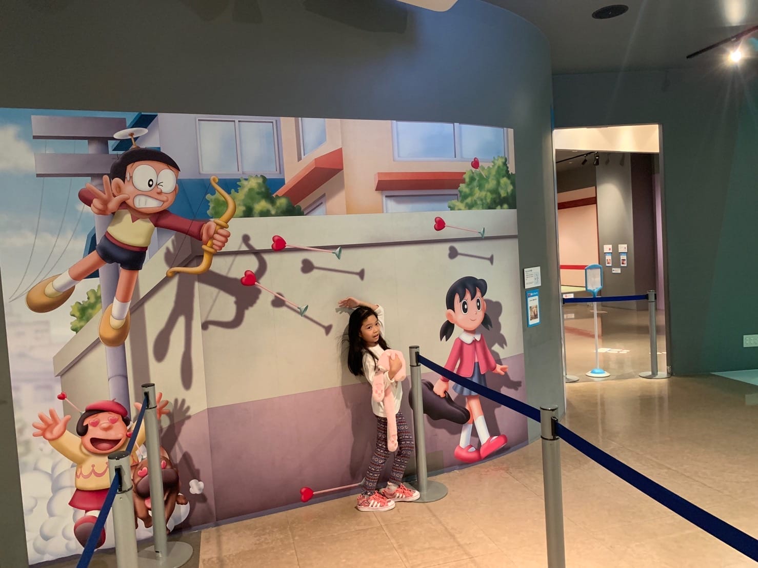 เด็กผู้หญิงถ่ายรูปกับฉากโดราเอมอนในพิพิธภัณฑ์ ทริปขับรถจากฮอกไกโดถึงโตเกียว