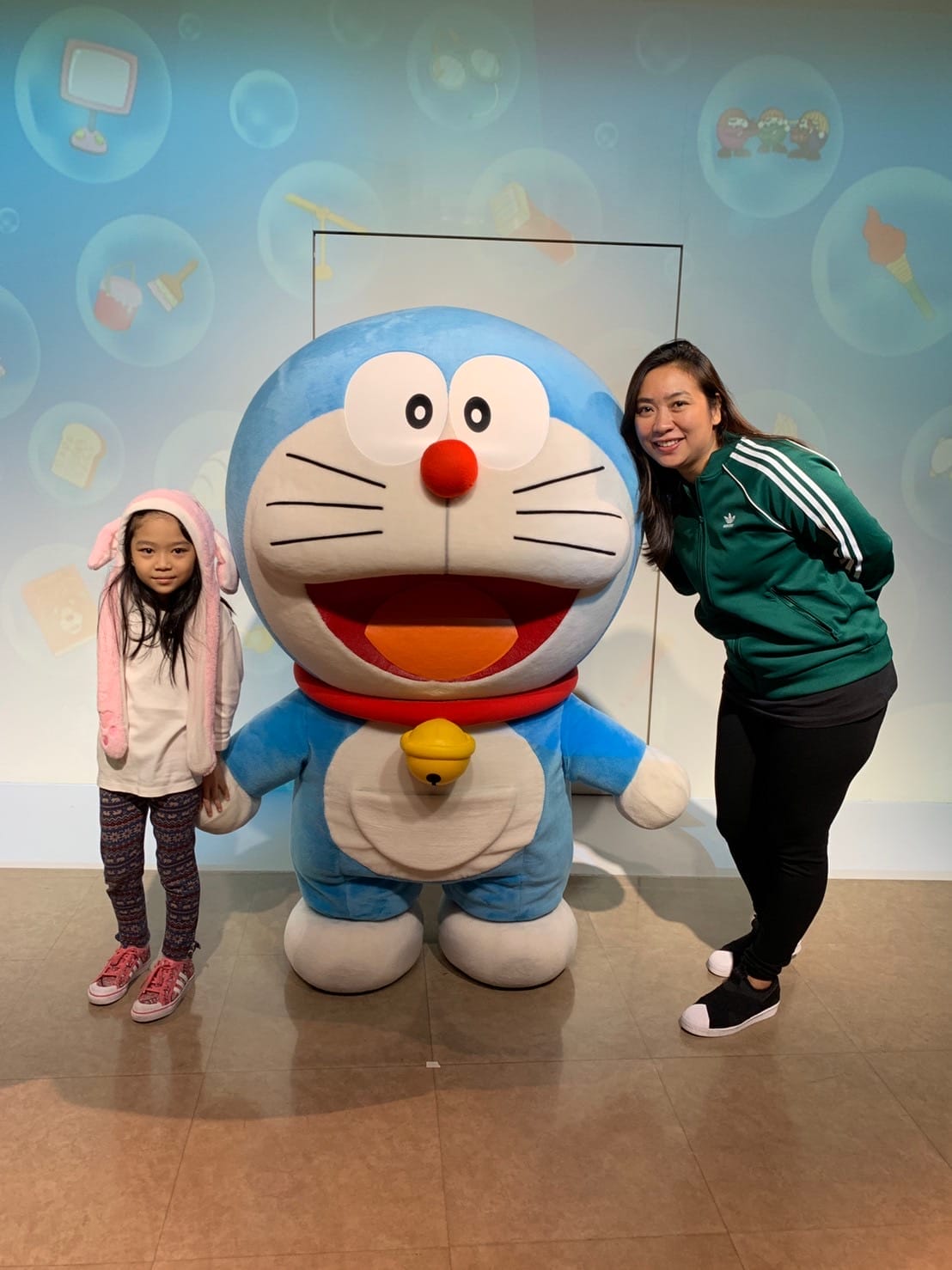 เด็กหญิงและผู้หญิงถ่ายรูปกับโดราเอมอน ทริปขับรถจากฮอกไกโดถึงโตเกียว