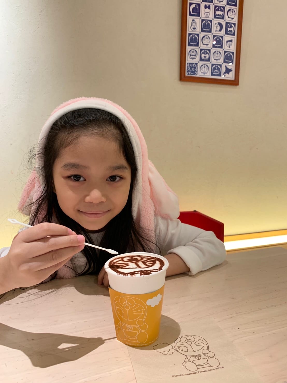 เด็กหญิงกับลาเต้อาร์ตโดราเอมอน น่ารัก ทริปฮอกไกโด-โตเกียว