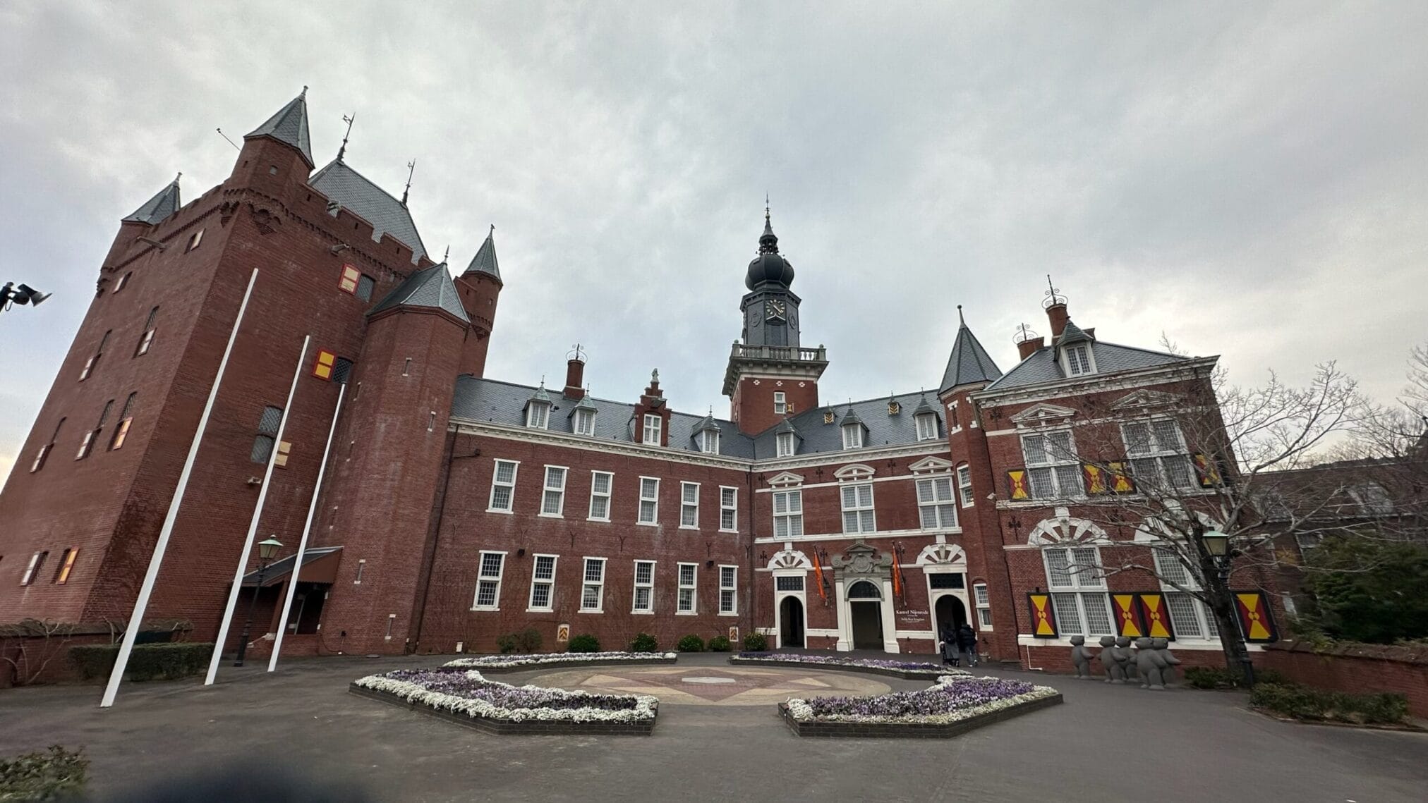 อาคารอิฐแดงสไตล์ยุโรปที่ Huis Ten Bosch ในนางาซากิ, คิวชู