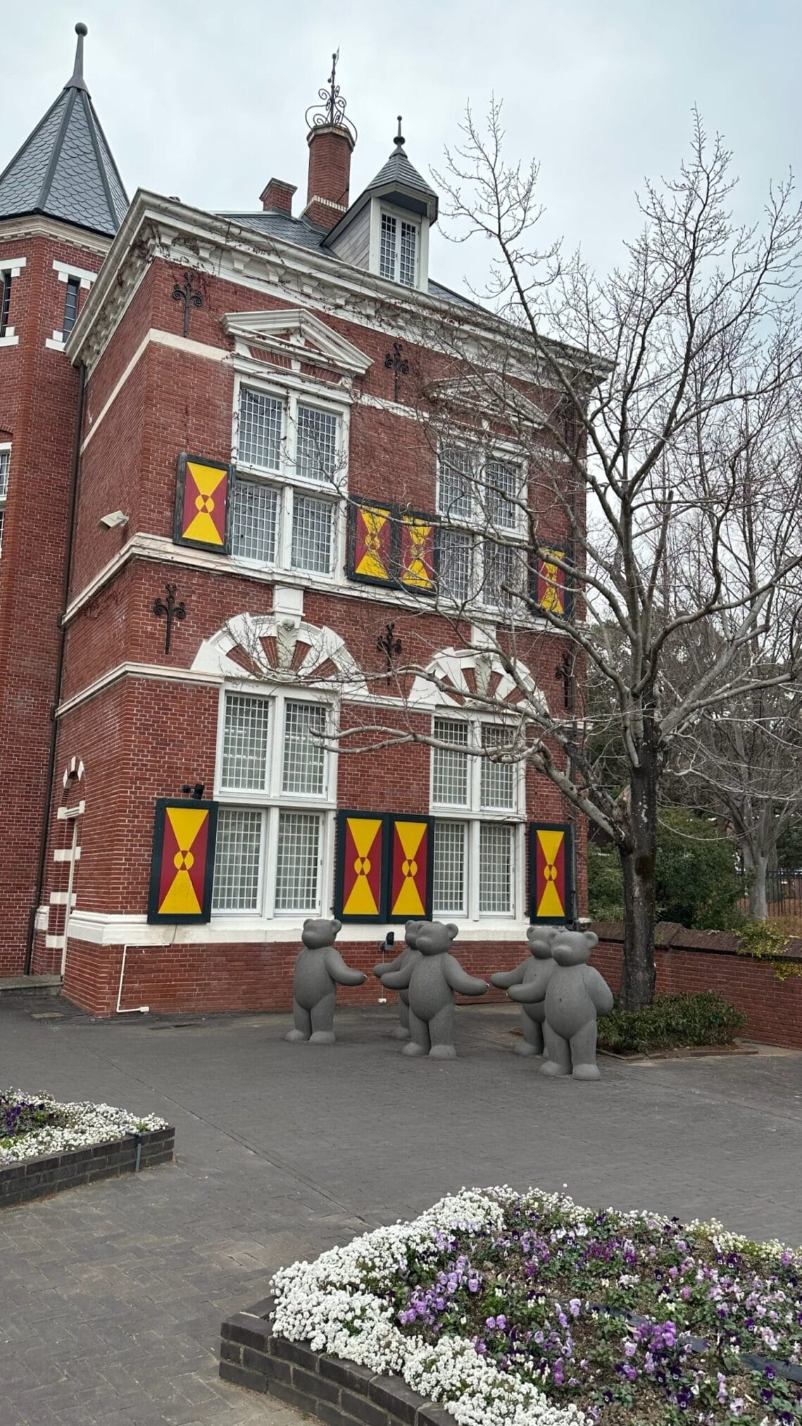 อาคารอิฐแดงสไตล์ยุโรป มีตุ๊กตาหมีหน้าอาคาร ขับรถเที่ยวภูมิภาคคิวชู