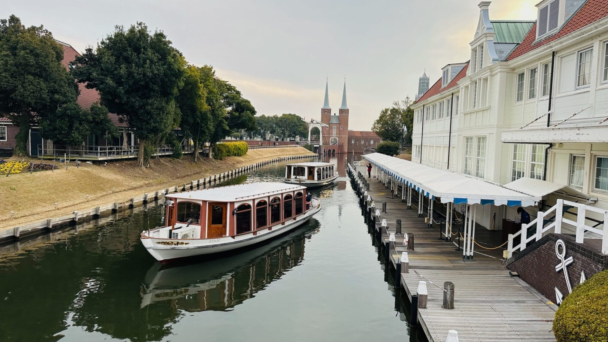 เรือท่องเที่ยวในเมืองจำลองฮอลแลนด์ที่นางาซากิ ภูมิภาคคิวชู