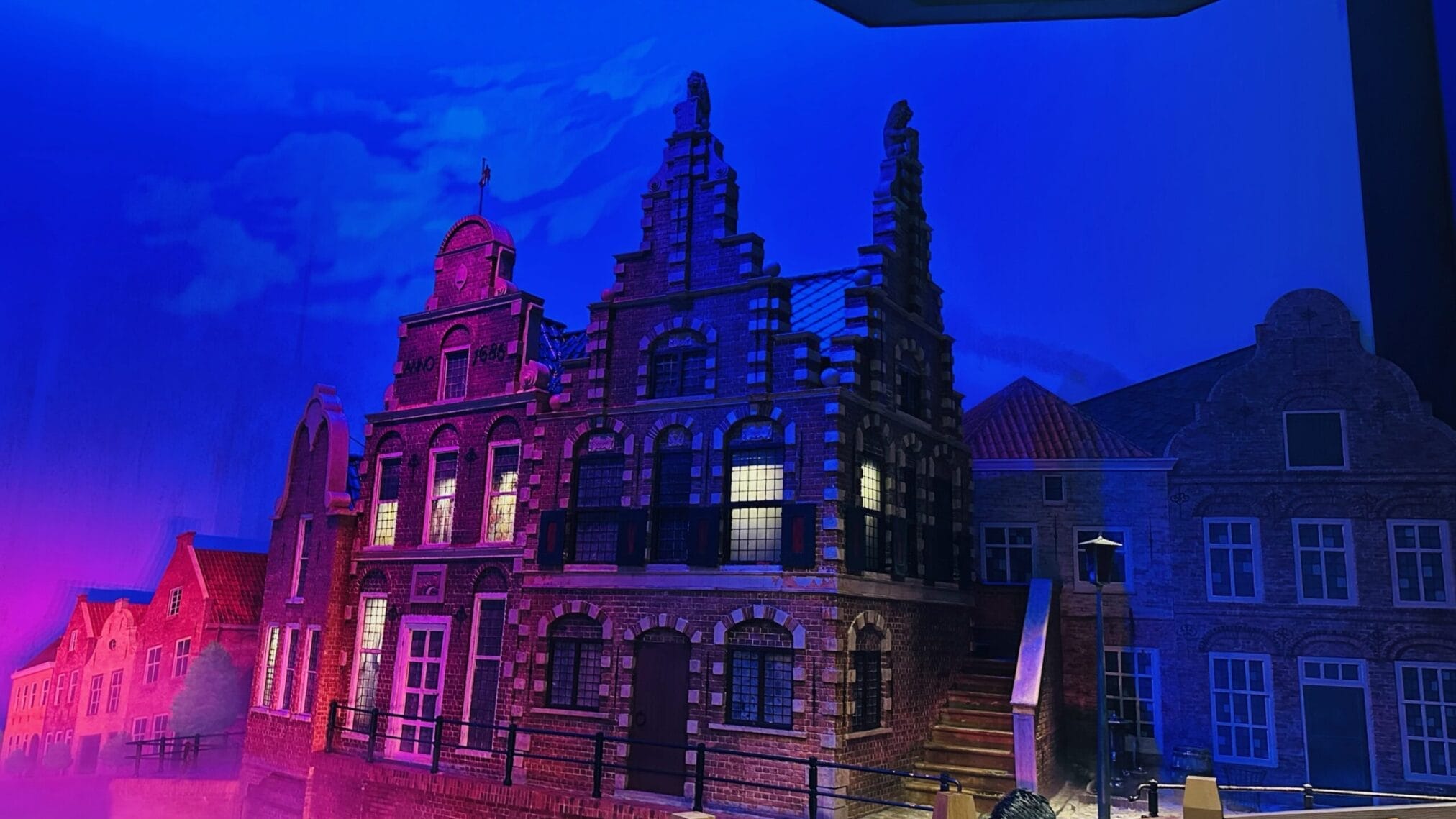 บ้านสไตล์ยุโรปจำลองสีสันสดใสในการขับรถเที่ยวภูมิภาคคิวชู