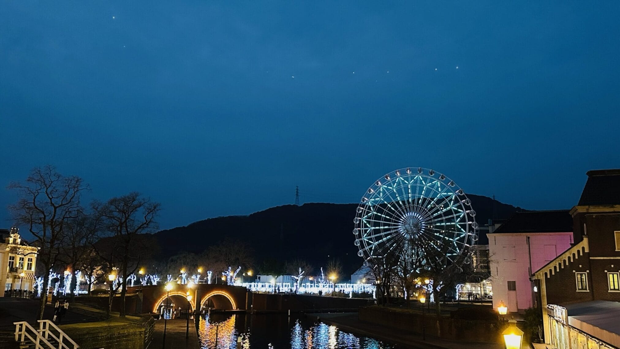 ชิงช้าสวรรค์ยามค่ำคืนที่ฟุกุโอกะ ไฟประดับสวยงาม