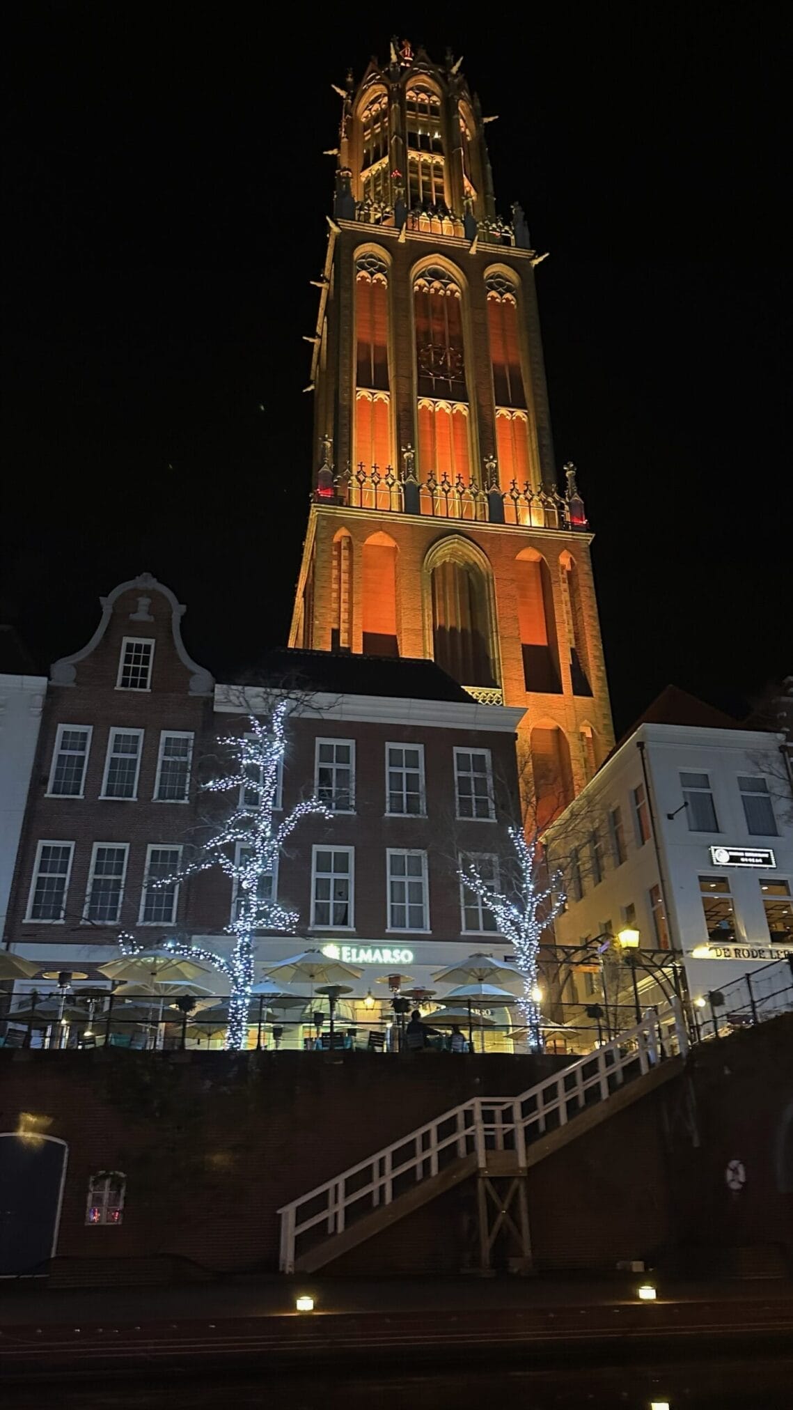 หอคอย Domtoren ที่ส่องสว่างใน Utrecht, เนเธอร์แลนด์