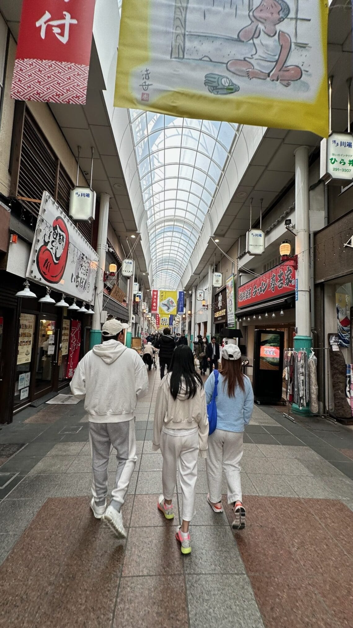 ผู้คนเดินในตลาดคาวาบาตะในฟุกุโอกะระหว่างการเดินทางคิวชู