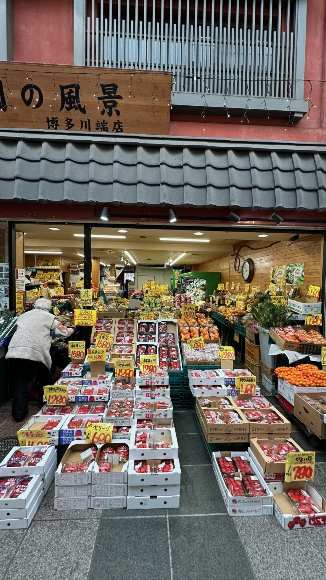 ร้านขายผลไม้ในฟุกุโอกะ มีสตรอว์เบอร์รีหลากหลายชนิดวางขาย ขับรถเที่ยวภูมิภาคคิวชู