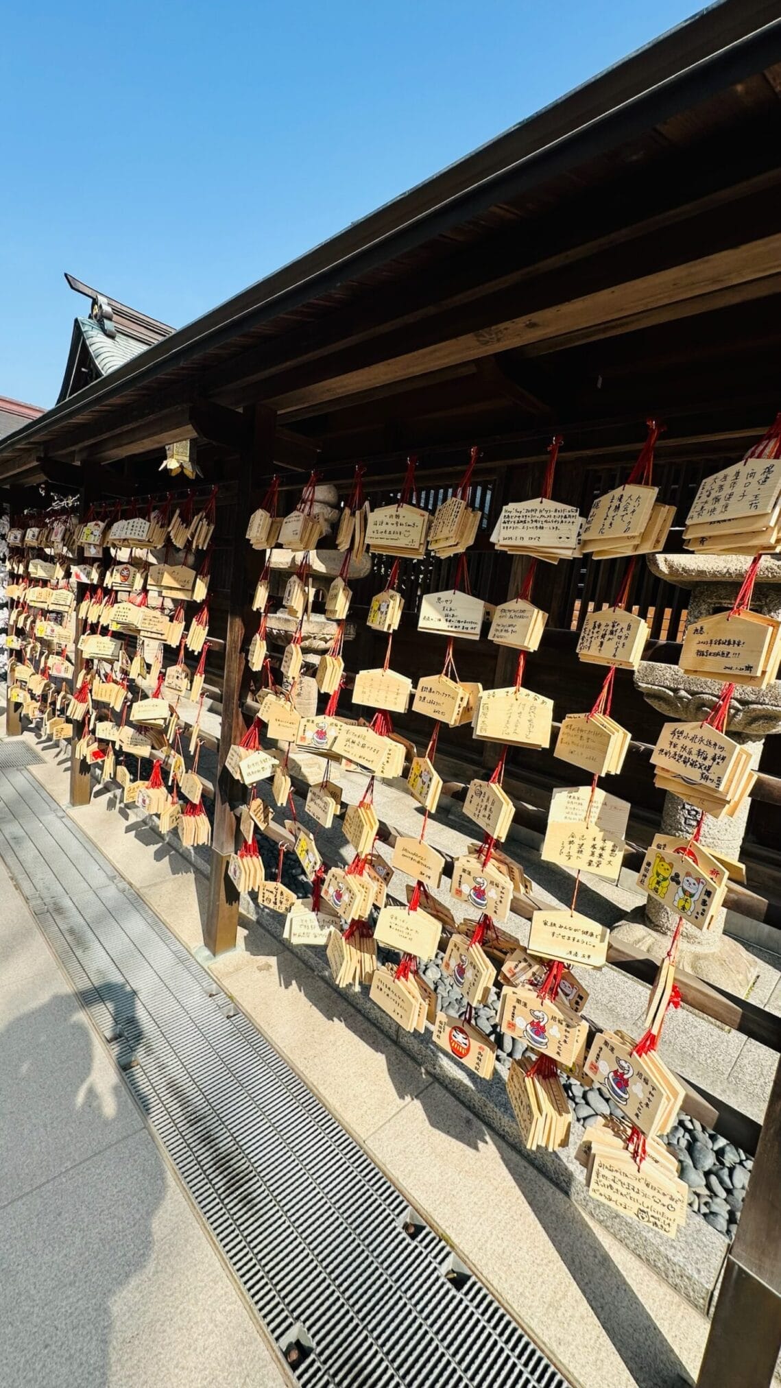 แผ่นไม้ขอพรเอมะที่ศาลเจ้าในภูมิภาคคิวชู มีคำอธิษฐานต่างๆ เขียนอยู่