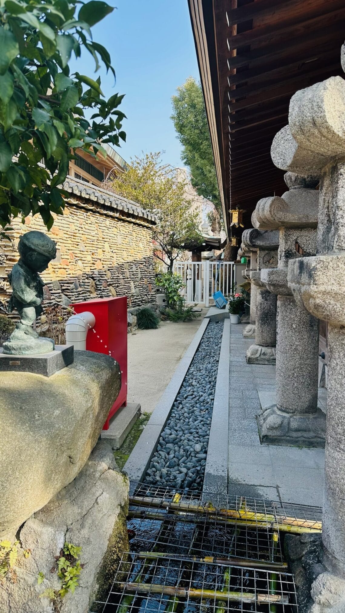 ศาลเจ้าญี่ปุ่น, โคมไฟหิน, และเด็กปัสสาวะในฟุกุโอกะ