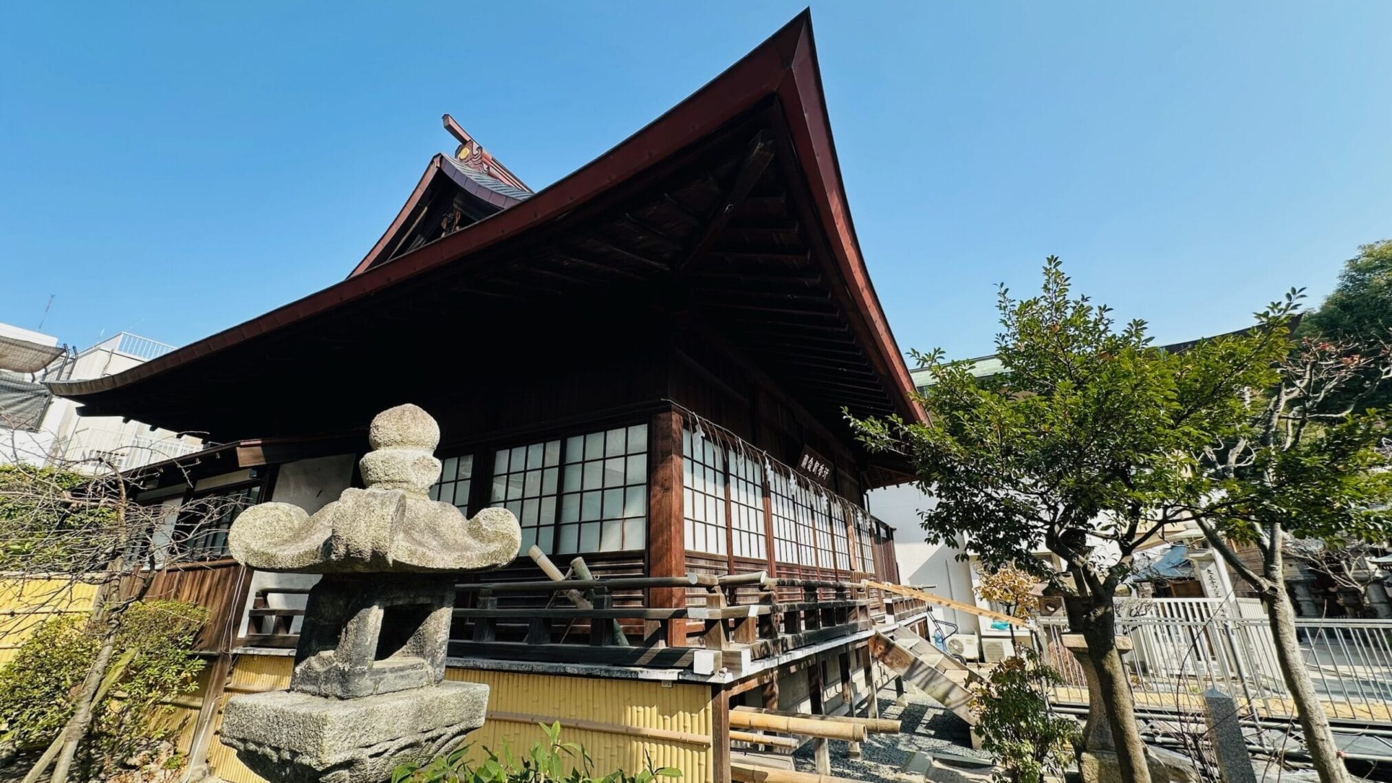 ศาลเจ้าญี่ปุ่นหลังคาสีแดงในฟุกุโอกะ ภูมิภาคคิวชู