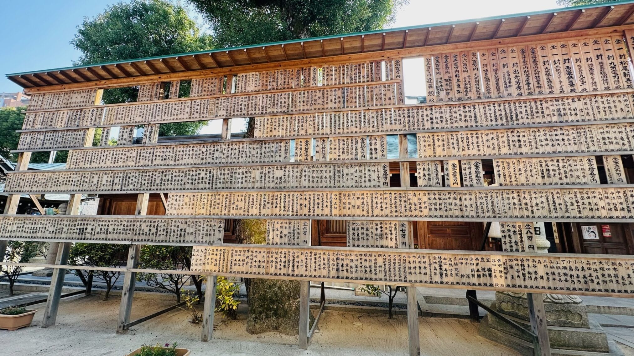 ป้ายไม้เอมะจำนวนมากที่ศาลเจ้าในฟุกุโอกะ เป็นส่วนหนึ่งของทริปขับรถเที่ยวคิวชู