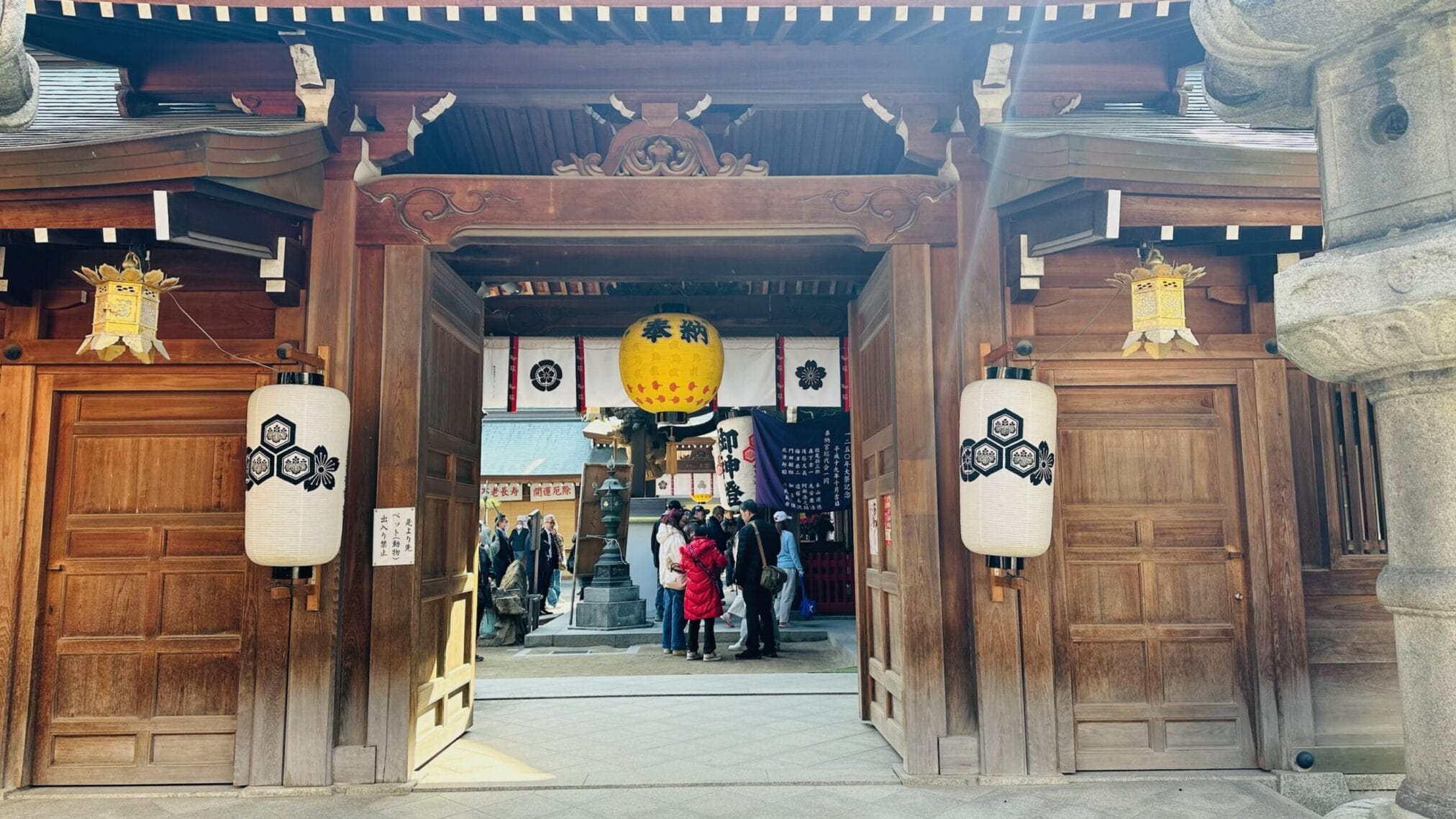 ประตูทางเข้าวัดญี่ปุ่นในฟุกุโอกะ มีโคมไฟกระดาษสีขาวห้อยอยู่ ขับรถเที่ยวคิวชูตอนจบ