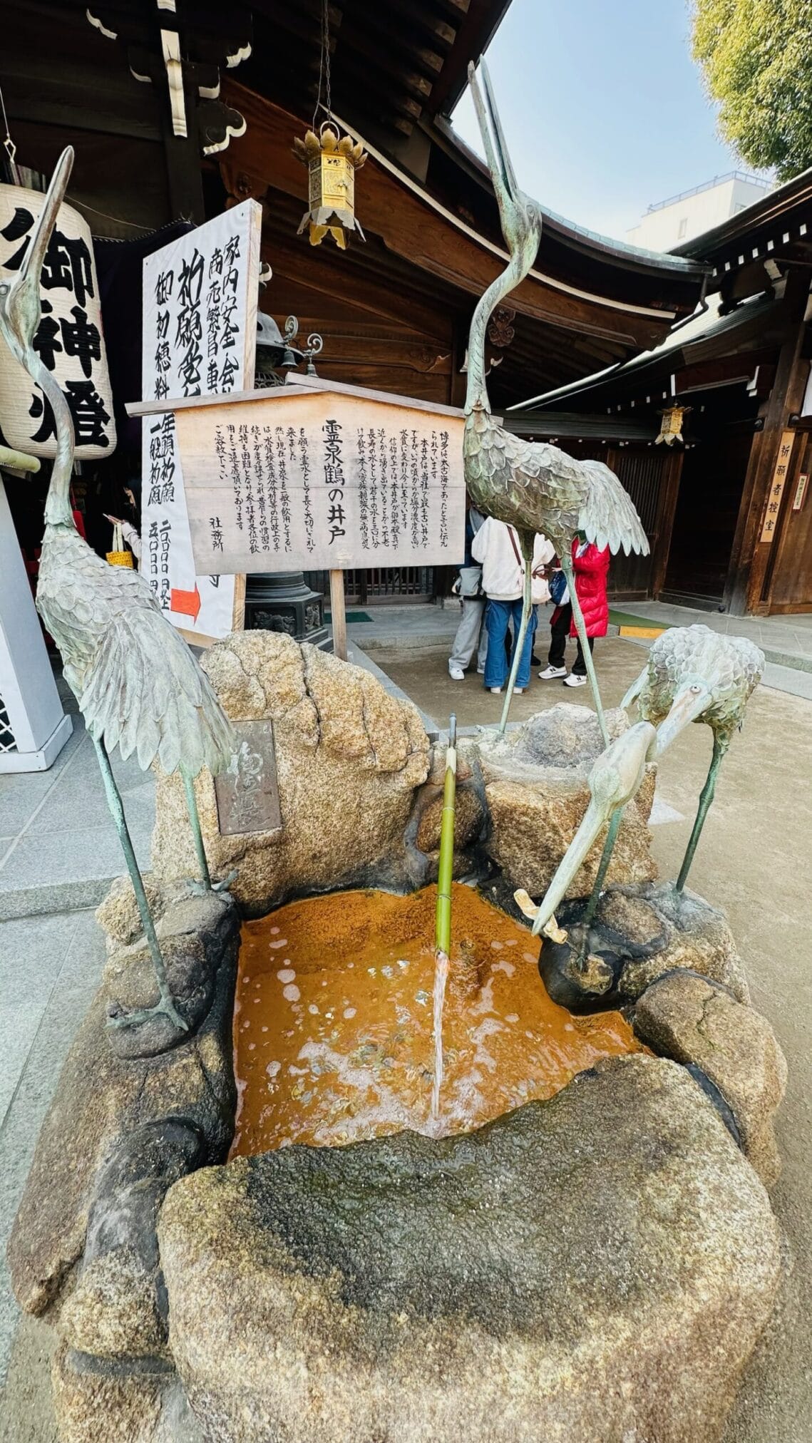 ประติมากรรมนกกระเรียนที่ศาลเจ้าในฟุกุโอกะ เป็นส่วนหนึ่งของการขับรถเที่ยวภูมิภาคคิวชู