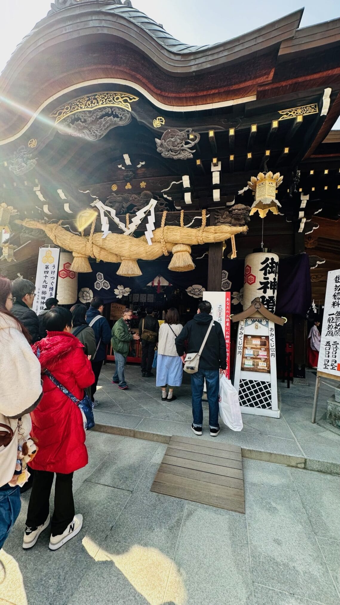 ผู้คนเข้าแถวที่ศาลเจ้าคูชิดะในฟุกุโอกะระหว่างทริปขับรถเที่ยวคิวชู