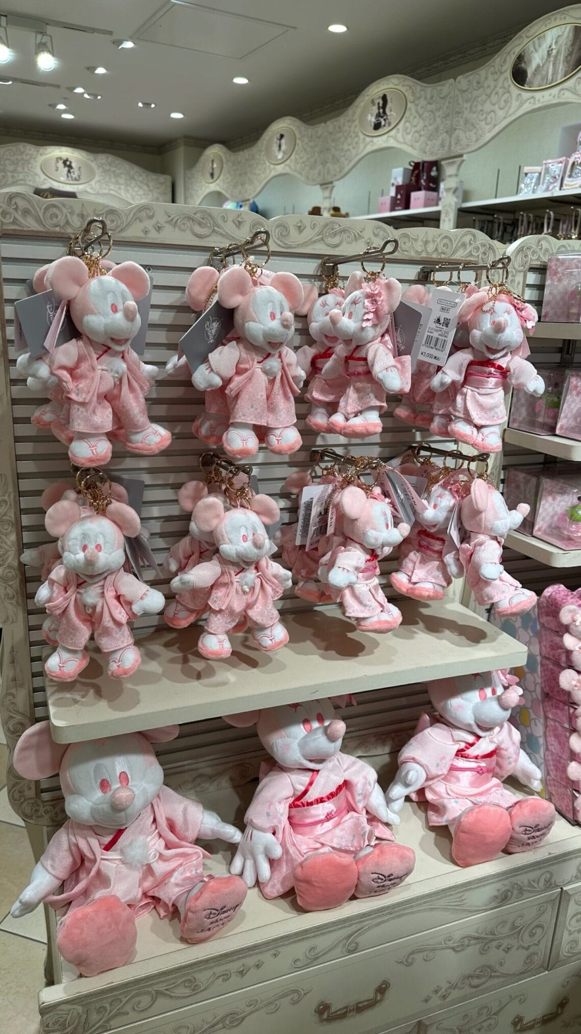 ตุ๊กตาที่ระลึกมิกกี้เมาส์ชุดกิโมโนสีชมพูในร้านขายของที่ระลึก